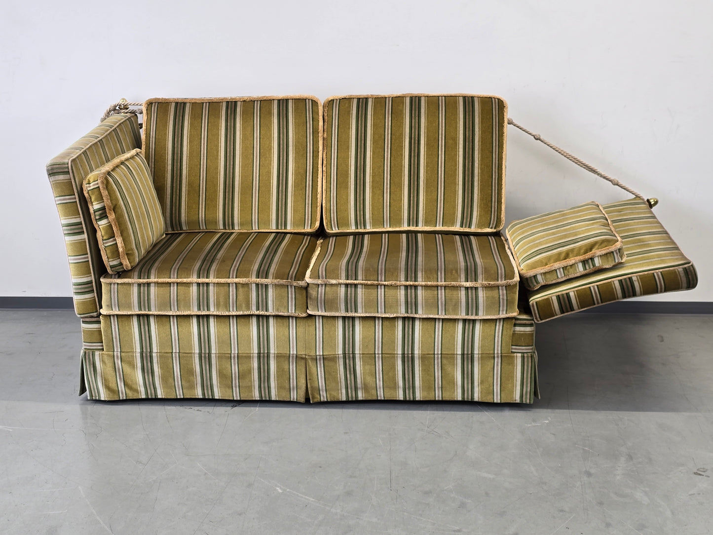 KNOLE SOFA Vintage 2-Sitzer Streifen Grün Samt Quasten Design Couch Klassiker