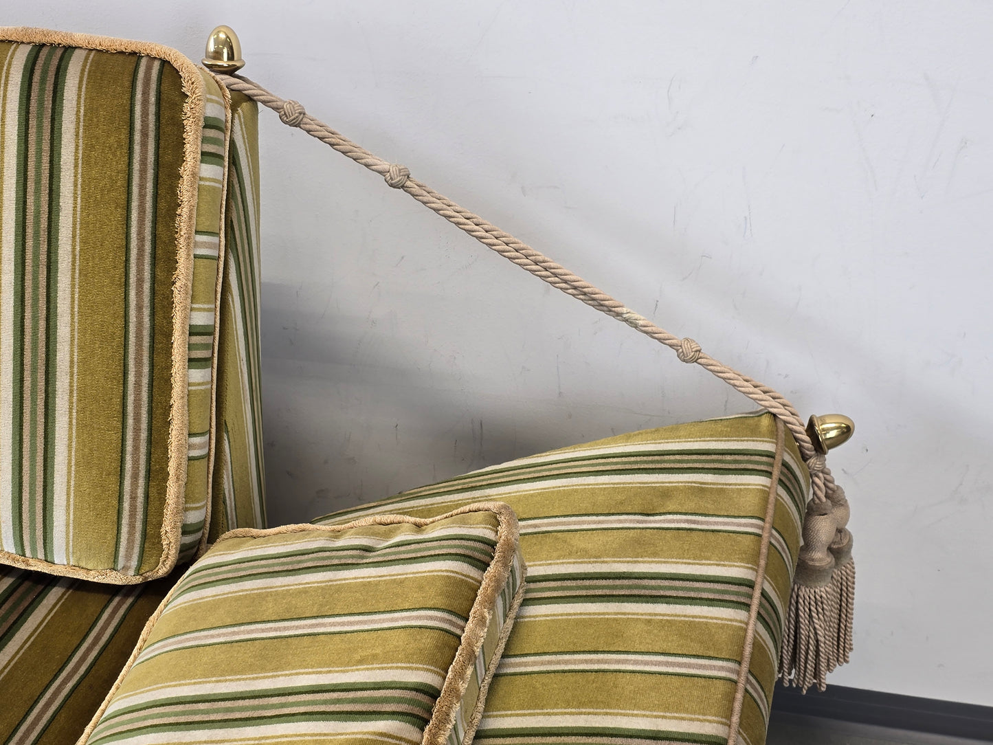 KNOLE SOFA Vintage 2-Sitzer Streifen Grün Samt Quasten Design Couch Klassiker