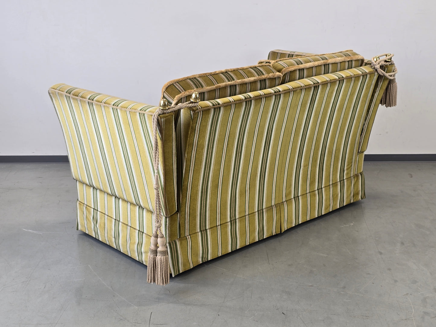 KNOLE SOFA Vintage 2-Sitzer Streifen Grün Samt Quasten Design Couch Klassiker
