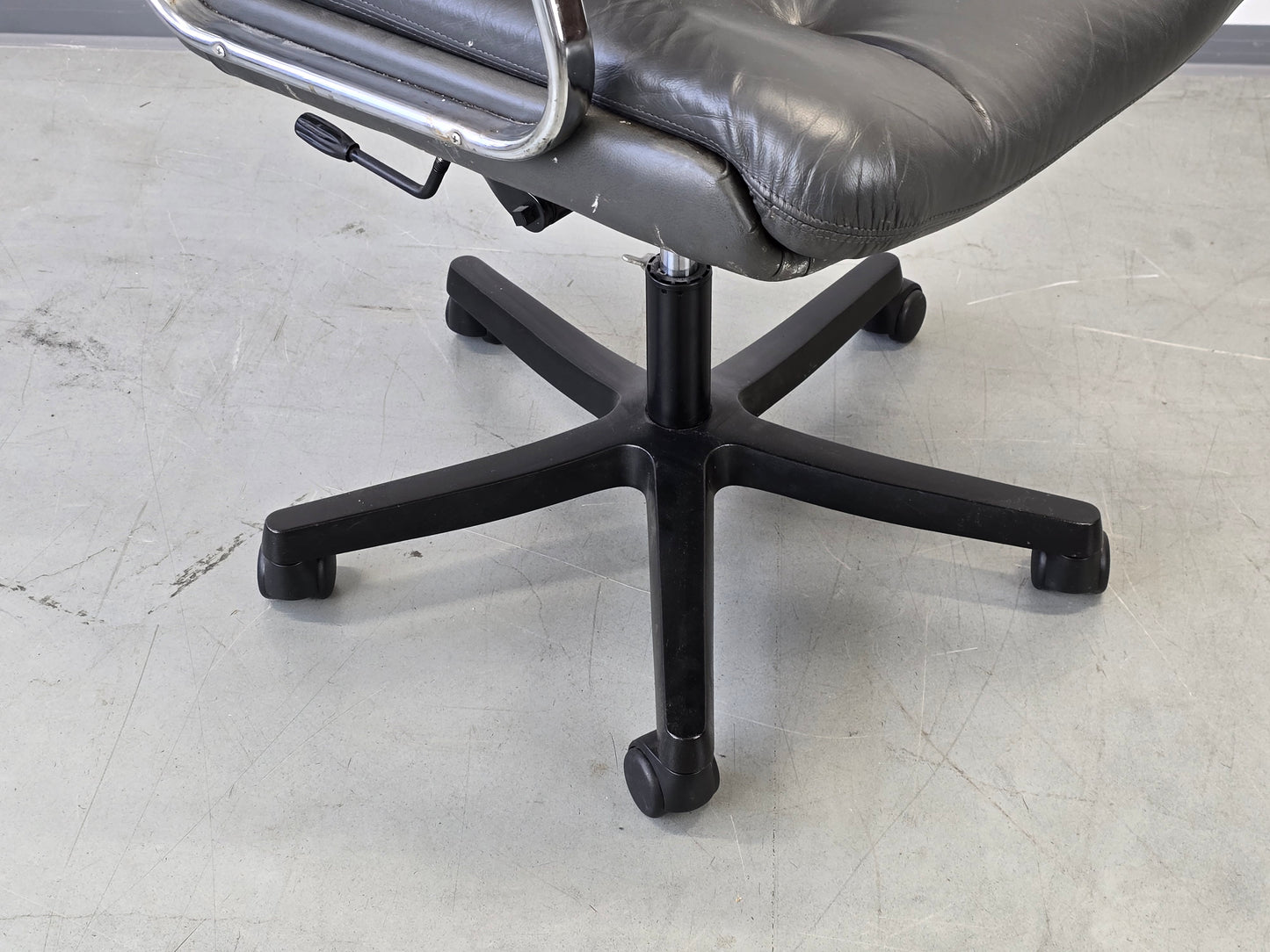 CHEF SESSEL Stuhl Schreibtisch Vintage Leder Bürostuhl Schwarz Italien Design 90er