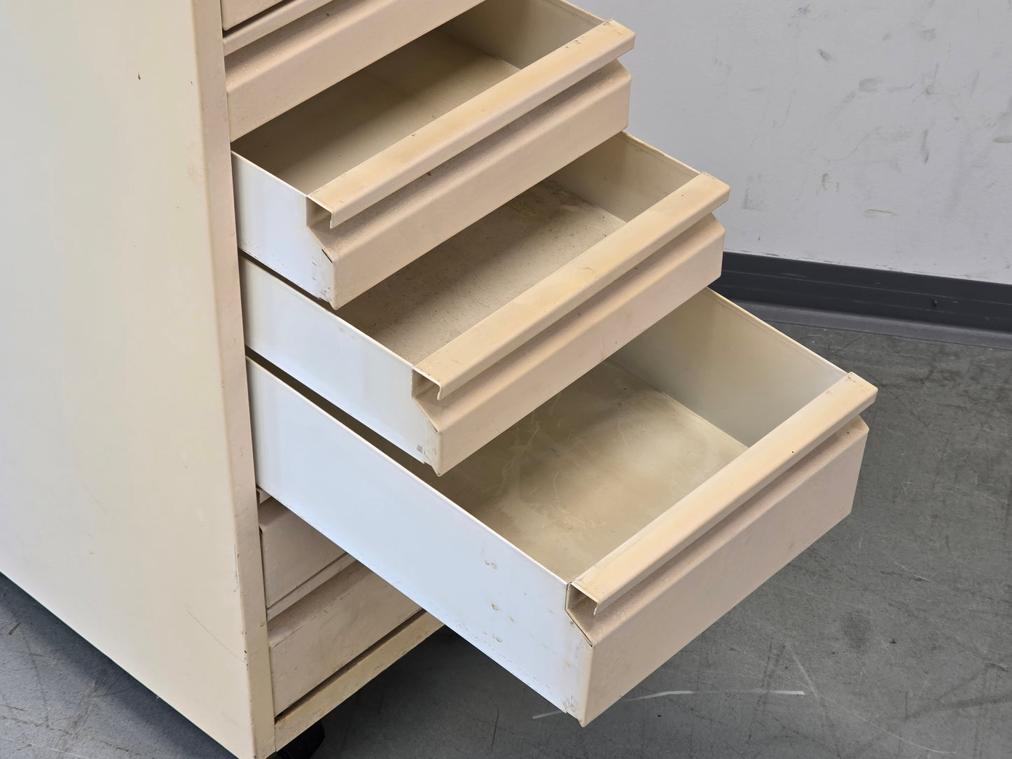 ROLLCONTAINER SCHRANK Metall Büro Vintage Werkstatt Industriestil Ablage Beige