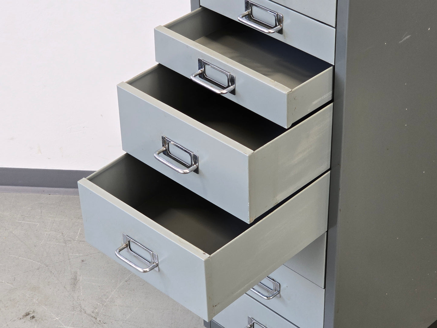 BISLEY SCHUBALDEN SCHRANK Metall Industrial Design Kommode Beistellschrank Grau