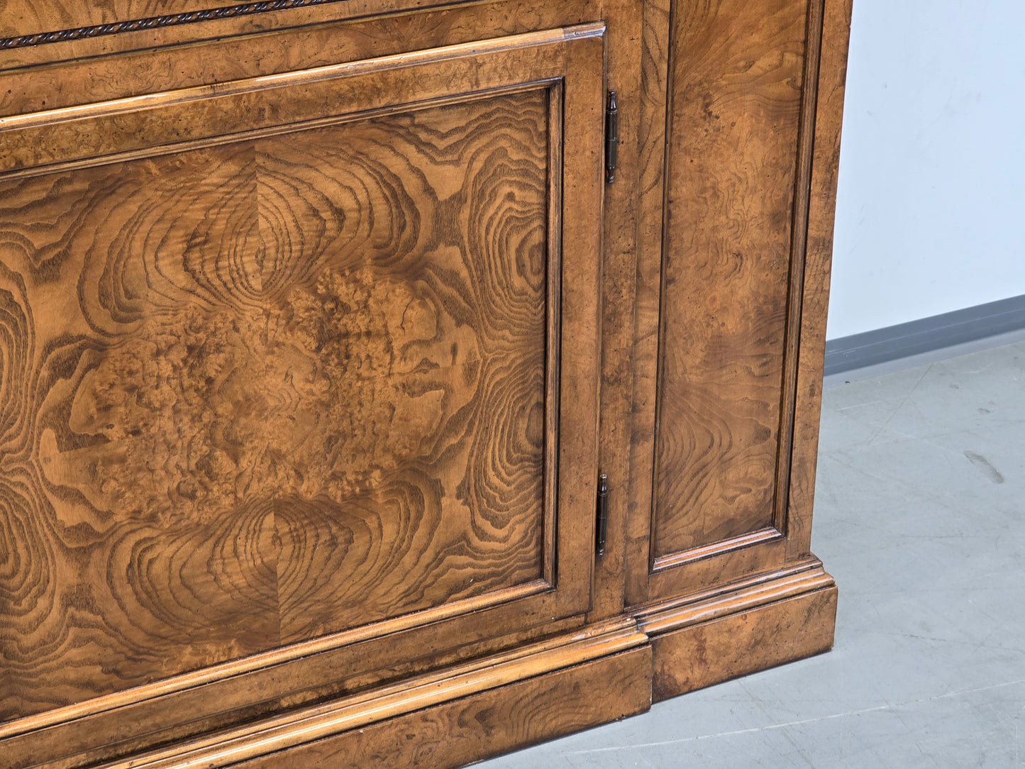 ANTIKER VITRINENSSCHRANK Bücherschrank Schrank Massivholz Vintage Wurzelholz Optik