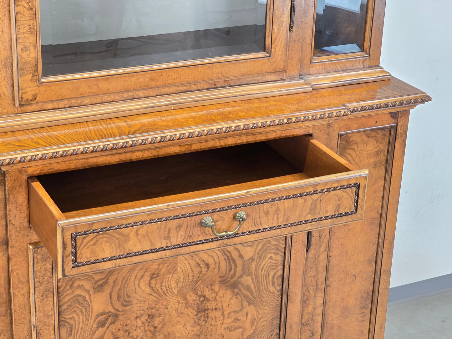 ANTIKER VITRINENSSCHRANK Bücherschrank Schrank Massivholz Vintage Wurzelholz Optik