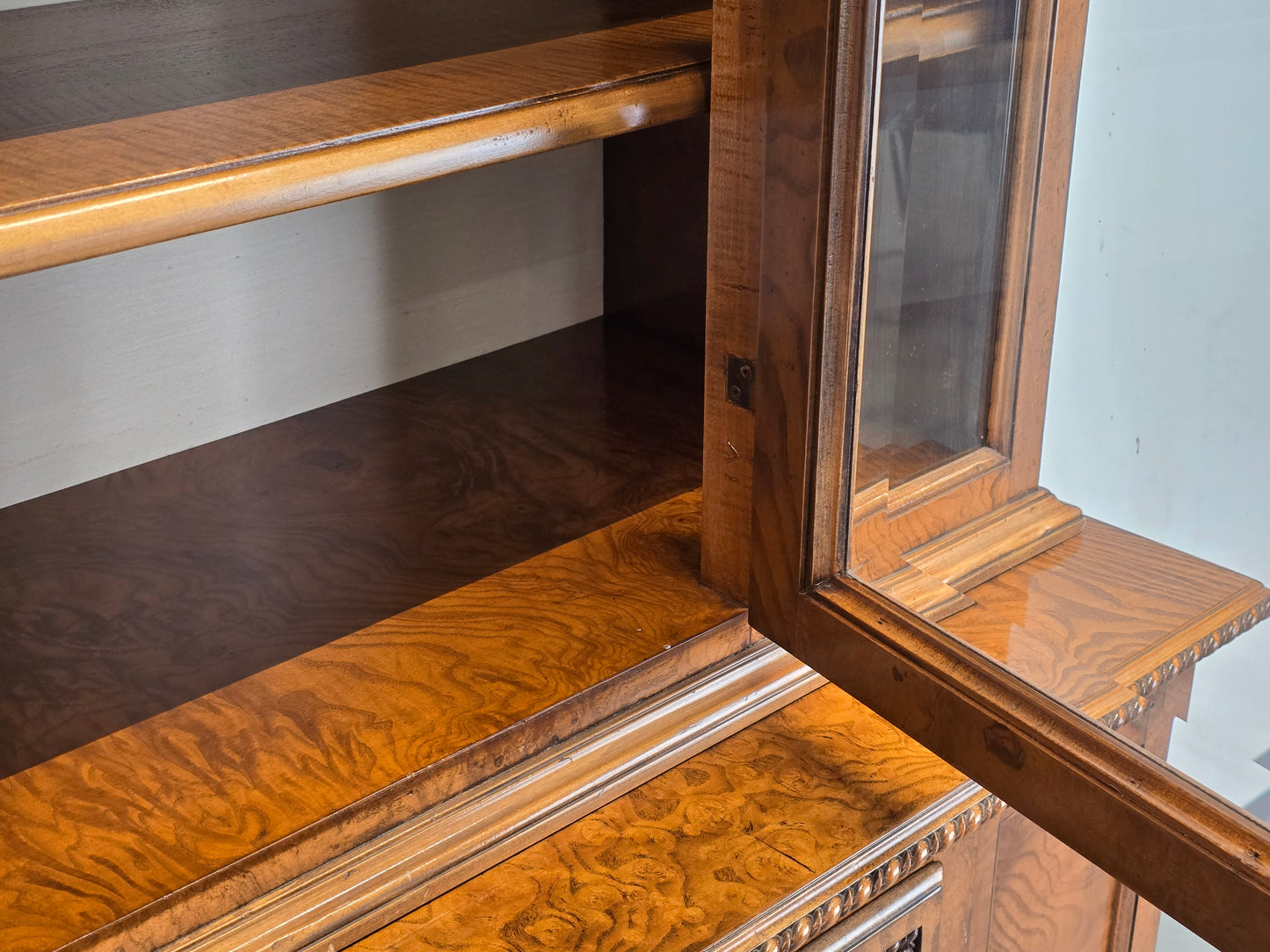 ANTIKER VITRINENSSCHRANK Bücherschrank Schrank Massivholz Vintage Wurzelholz Optik
