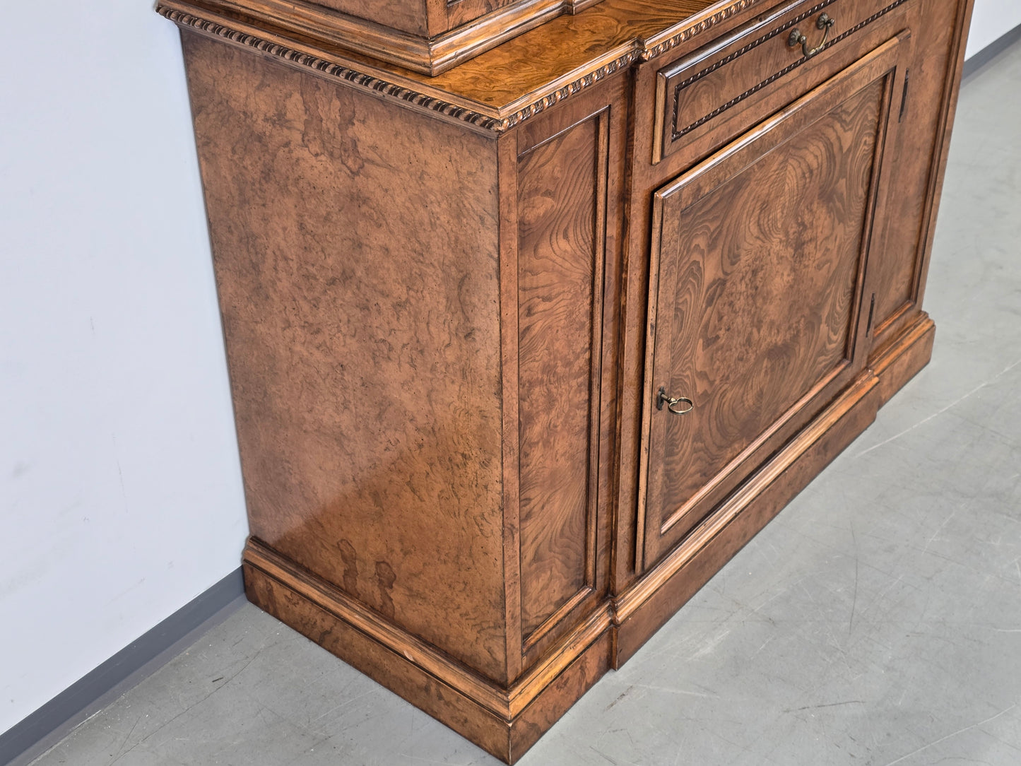 ANTIKER VITRINENSSCHRANK Bücherschrank Schrank Massivholz Vintage Wurzelholz Optik