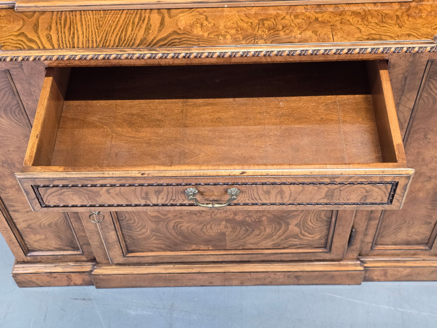 ANTIKER VITRINENSSCHRANK Bücherschrank Schrank Massivholz Vintage Wurzelholz Optik