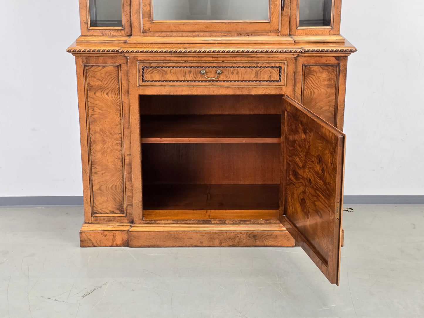 ANTIKER VITRINENSSCHRANK Bücherschrank Schrank Massivholz Vintage Wurzelholz Optik