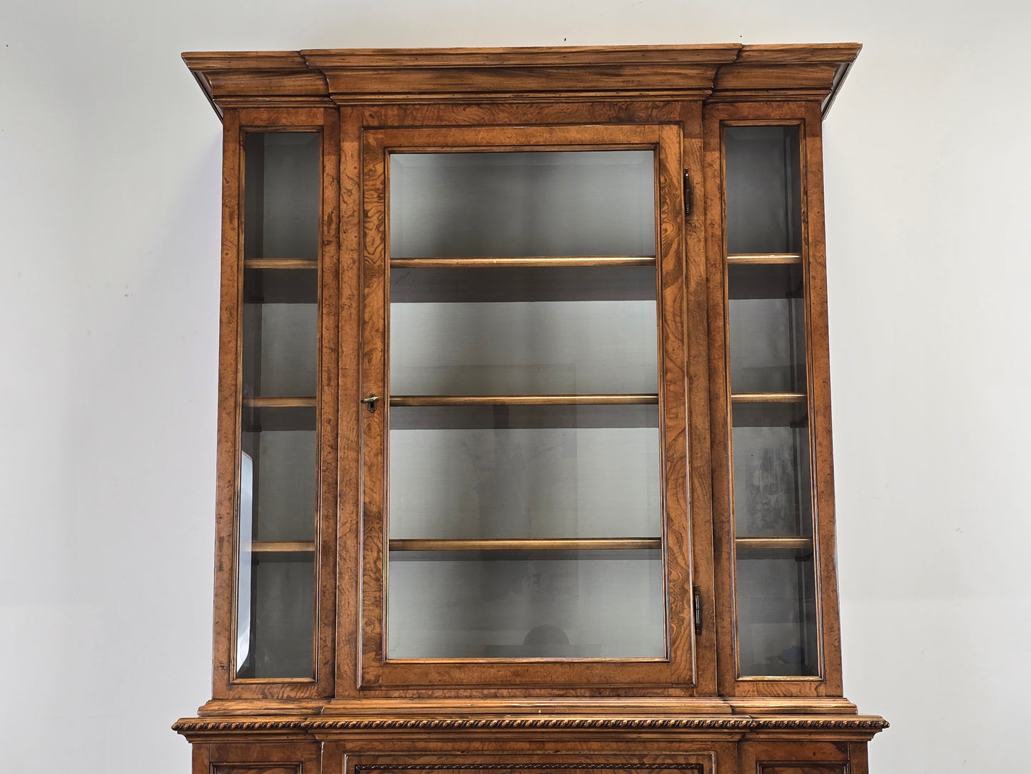 ANTIKER VITRINENSSCHRANK Bücherschrank Schrank Massivholz Vintage Wurzelholz Optik