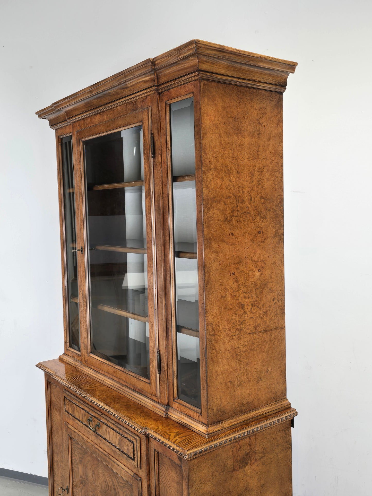 ANTIKER VITRINENSSCHRANK Bücherschrank Schrank Massivholz Vintage Wurzelholz Optik