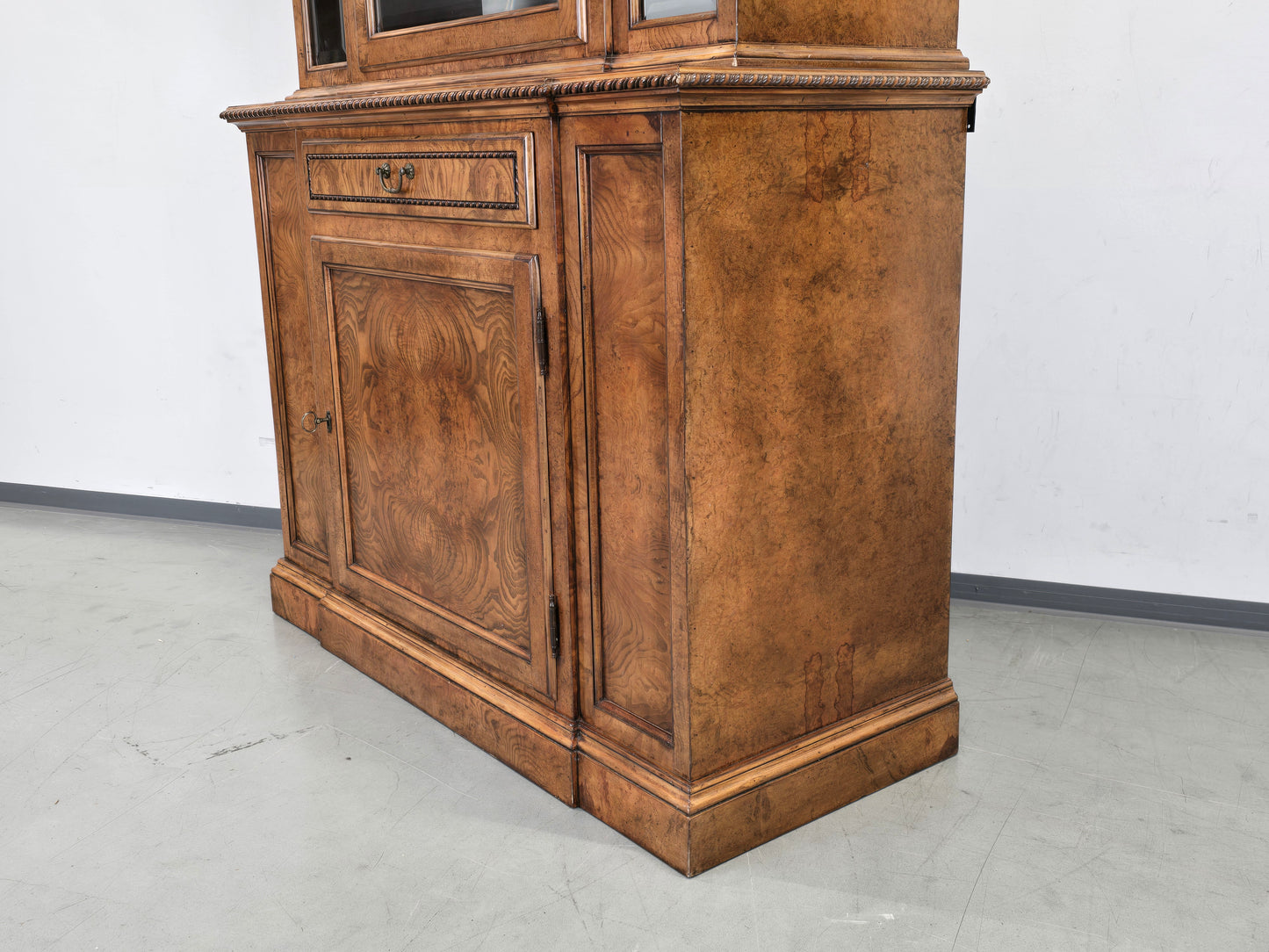 ANTIKER VITRINENSSCHRANK Bücherschrank Schrank Massivholz Vintage Wurzelholz Optik