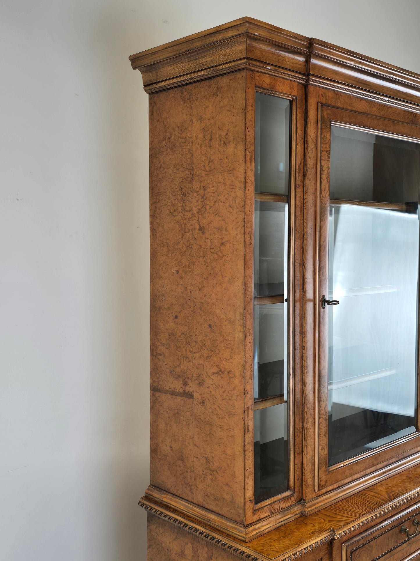 ANTIKER VITRINENSSCHRANK Bücherschrank Schrank Massivholz Vintage Wurzelholz Optik