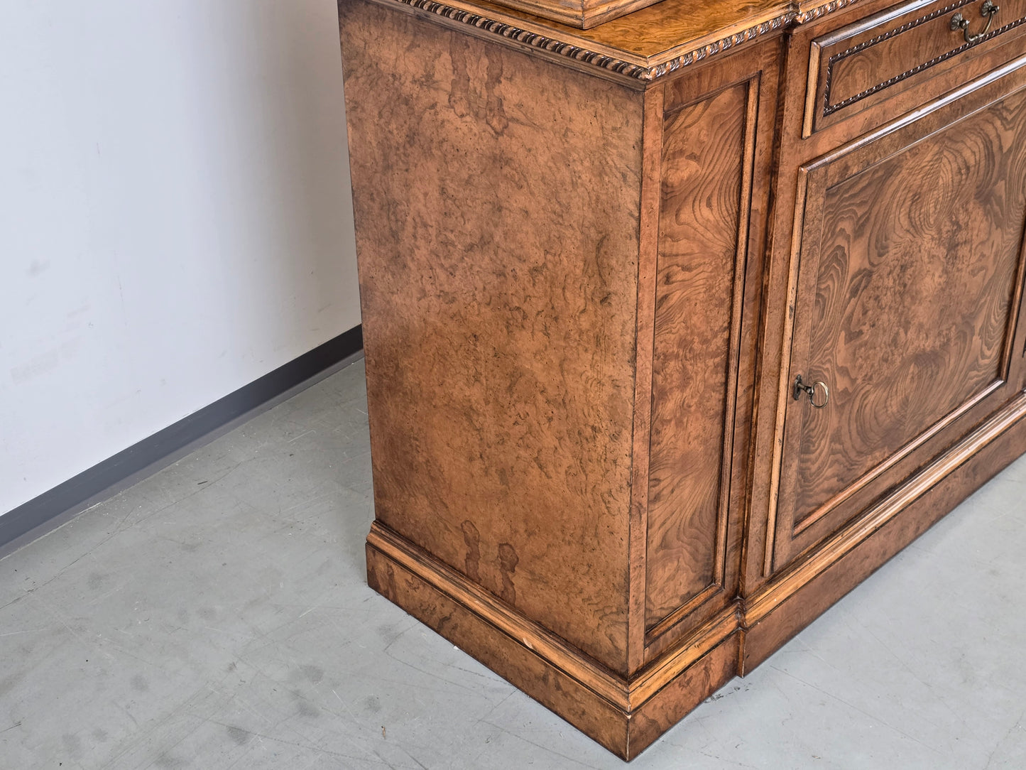 ANTIKER VITRINENSSCHRANK Bücherschrank Schrank Massivholz Vintage Wurzelholz Optik