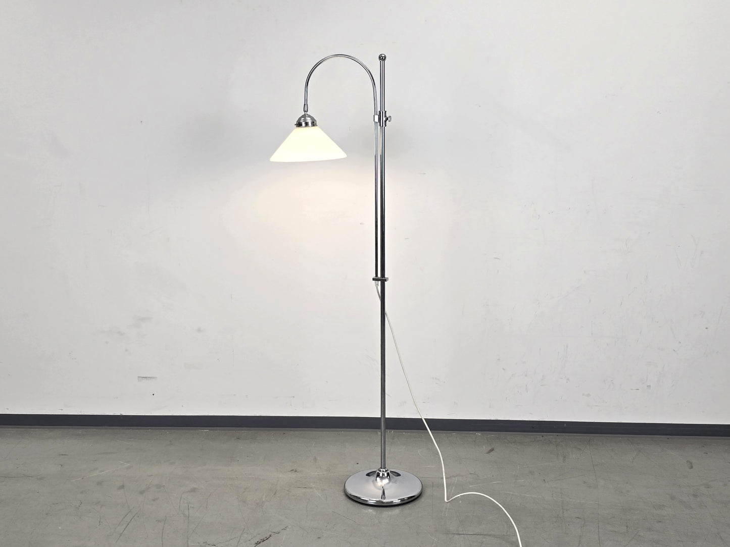 BERLINER MESSING Stehlampe Chrom Opalglas Bauhaus Klassiker Stehleuchte