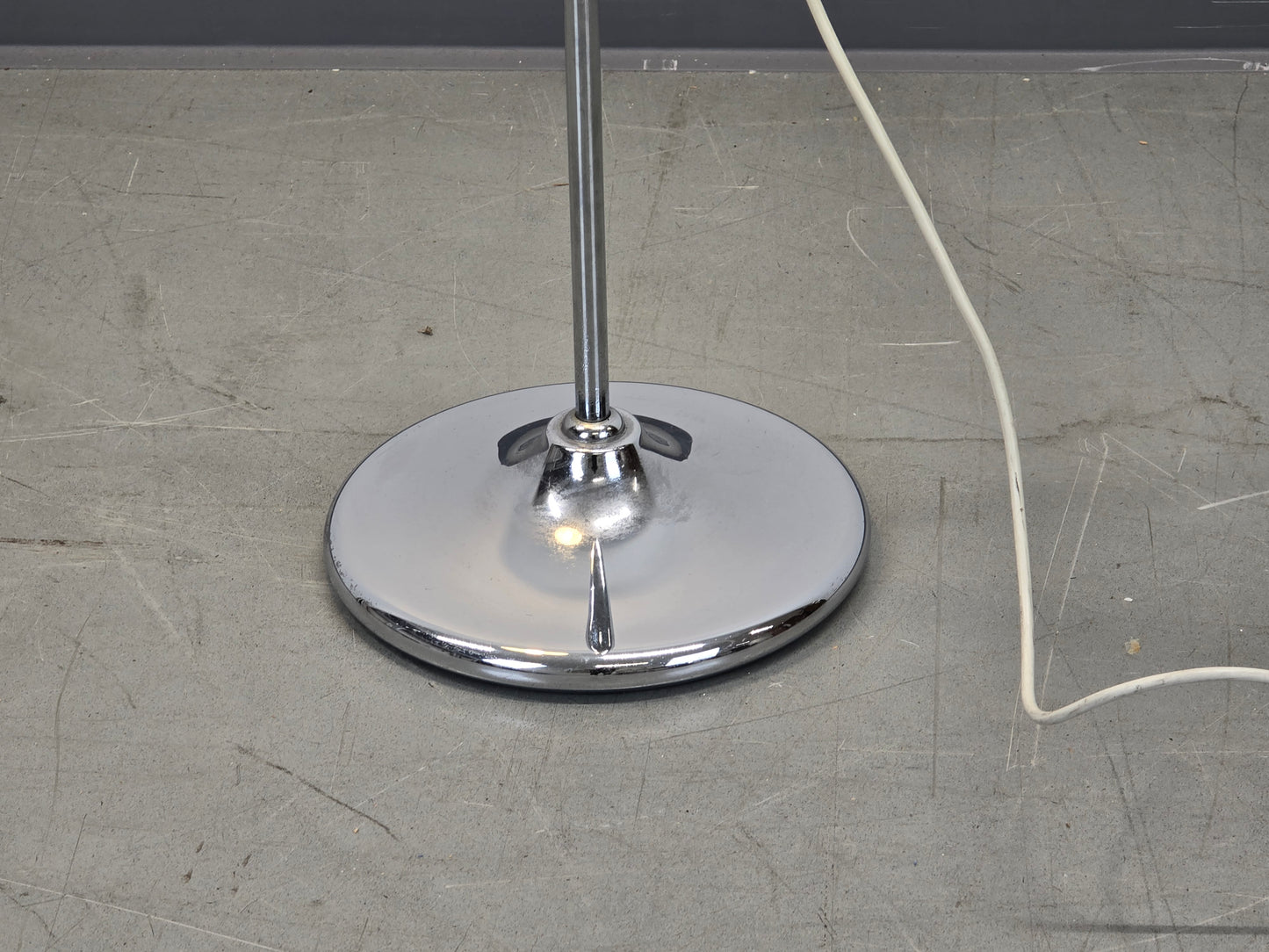 BERLINER MESSING Stehlampe Chrom Opalglas Bauhaus Klassiker Stehleuchte