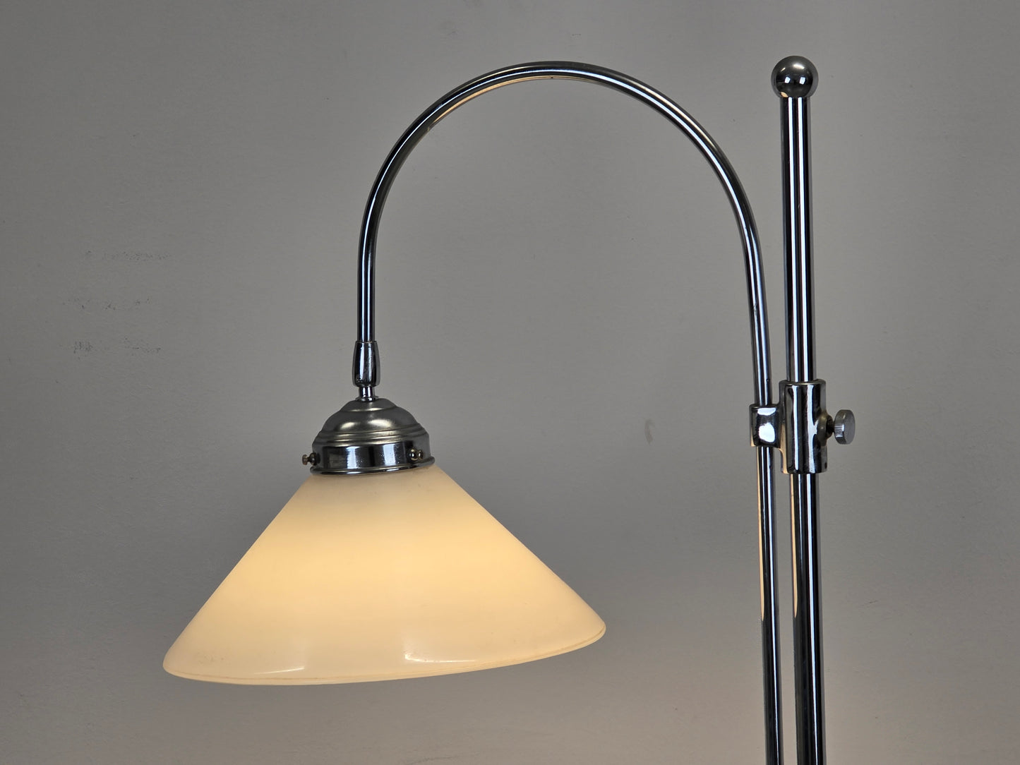 BERLINER MESSING Stehlampe Chrom Opalglas Bauhaus Klassiker Stehleuchte