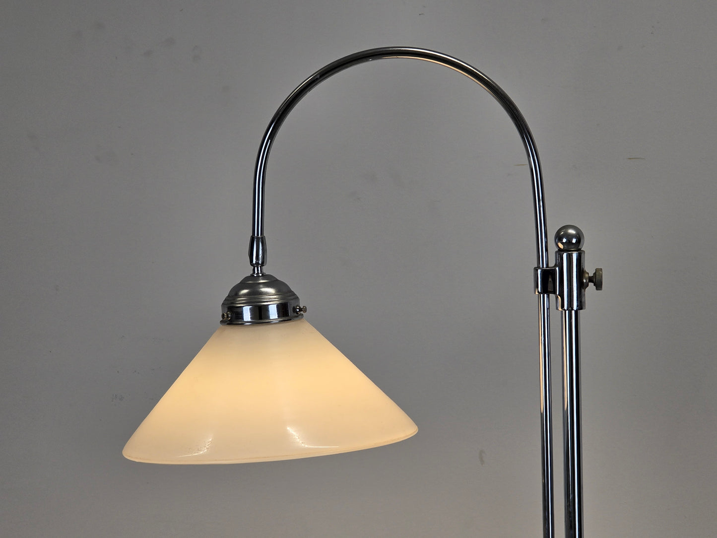 BERLINER MESSING Stehlampe Chrom Opalglas Bauhaus Klassiker Stehleuchte