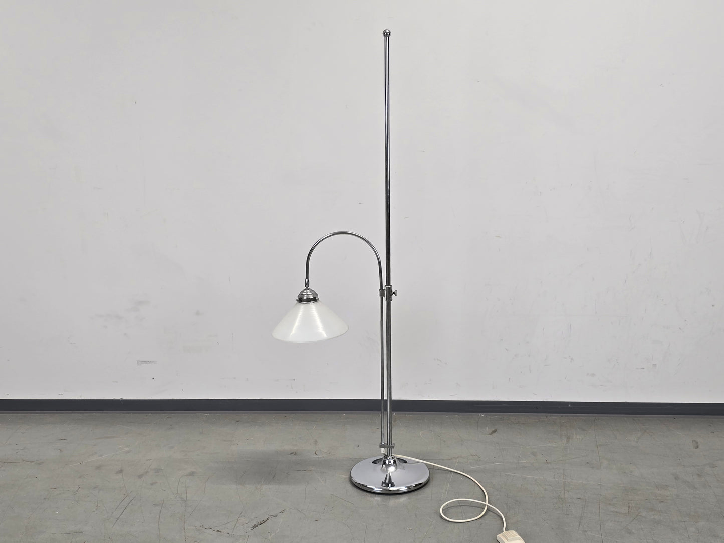 BERLINER MESSING Stehlampe Chrom Opalglas Bauhaus Klassiker Stehleuchte