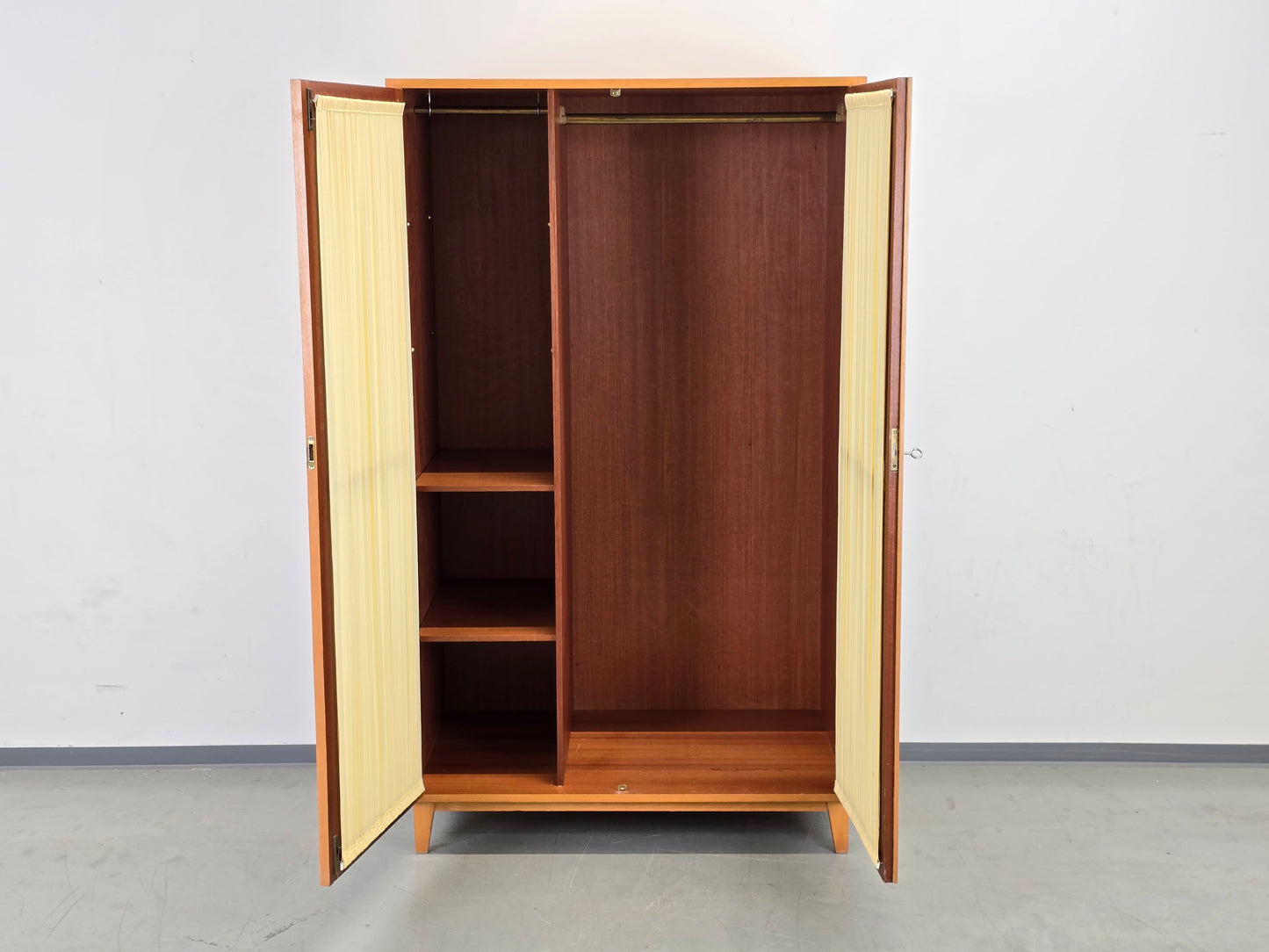 VINTAGE SCHRANK Mid Century 60er Jahre Rüster Teak Ulme Kleiderschrank Garderobe