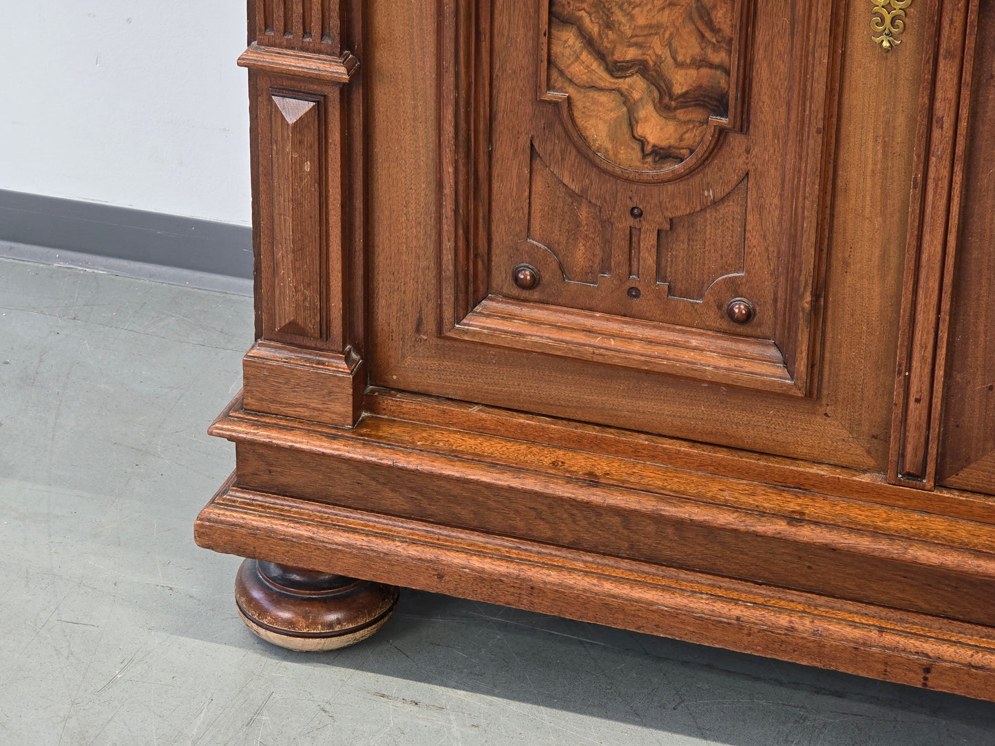 GRÜNDERZEIT BUFFET Antik Schrank Nussbaum Wurzelholz Ströbele & Osburg Konstanz