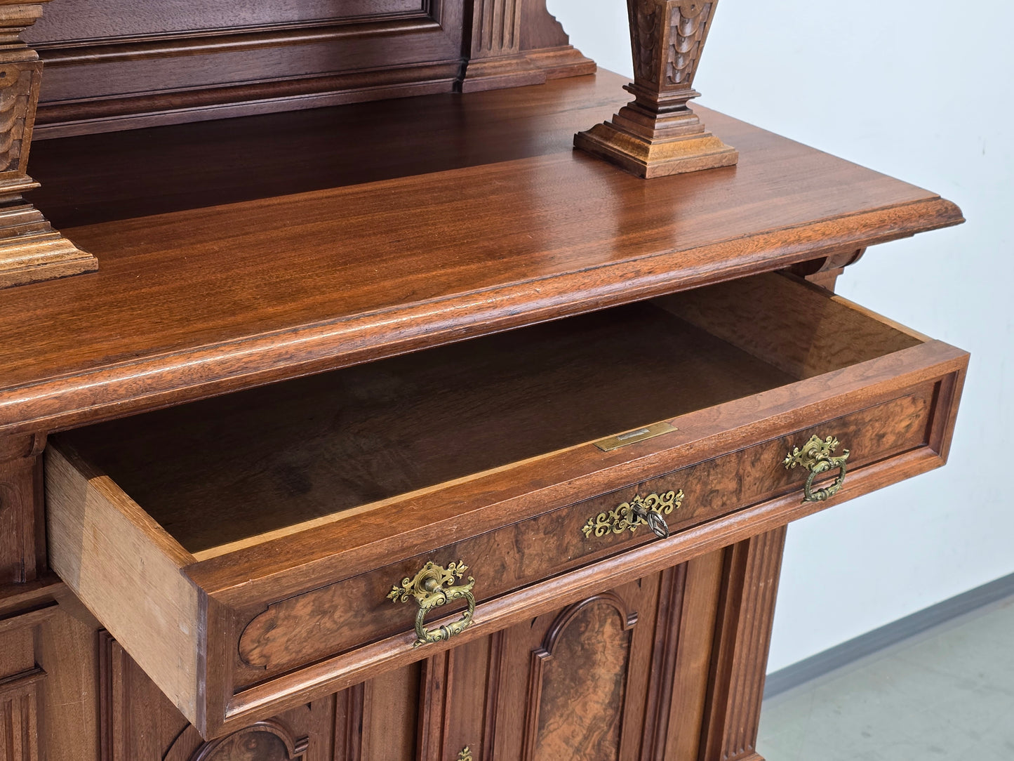 GRÜNDERZEIT BUFFET Antik Schrank Nussbaum Wurzelholz Ströbele & Osburg Konstanz