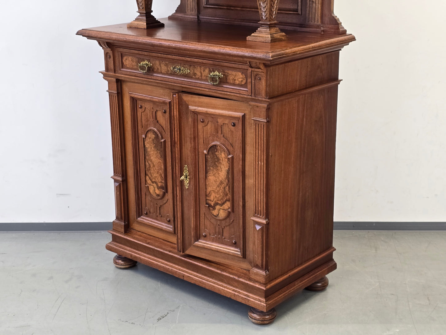 GRÜNDERZEIT BUFFET Antik Schrank Nussbaum Wurzelholz Ströbele & Osburg Konstanz