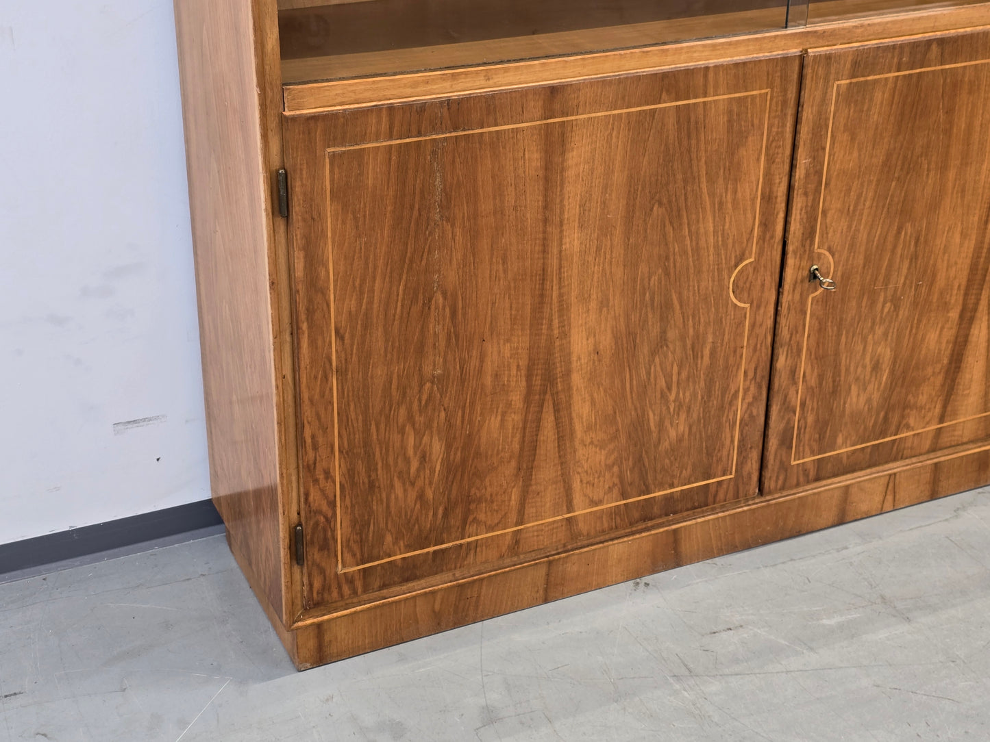 VINTAGE VITRINE Nussbaum 60er Mid Century Bücherschrank Highboard Regal Retro