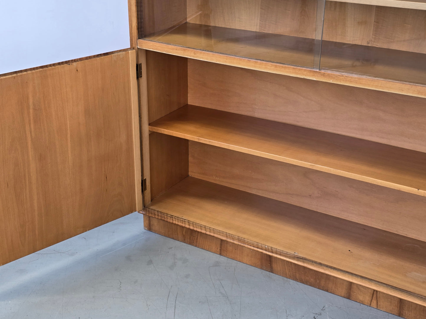 VINTAGE VITRINE Nussbaum 60er Mid Century Bücherschrank Highboard Regal Retro