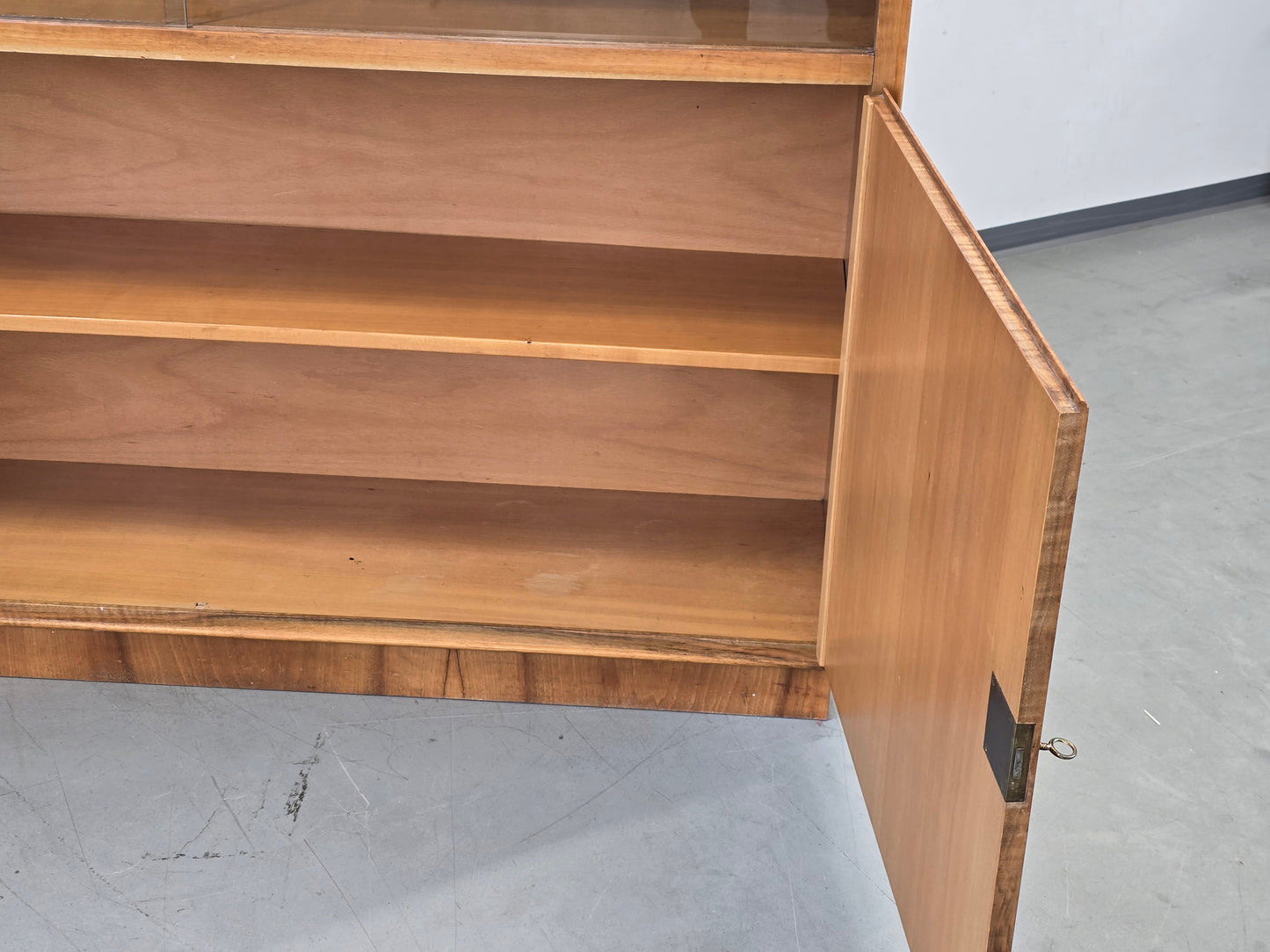 VINTAGE VITRINE Nussbaum 60er Mid Century Bücherschrank Highboard Regal Retro