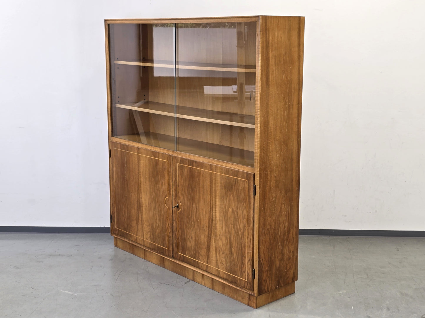 VINTAGE VITRINE Nussbaum 60er Mid Century Bücherschrank Highboard Regal Retro