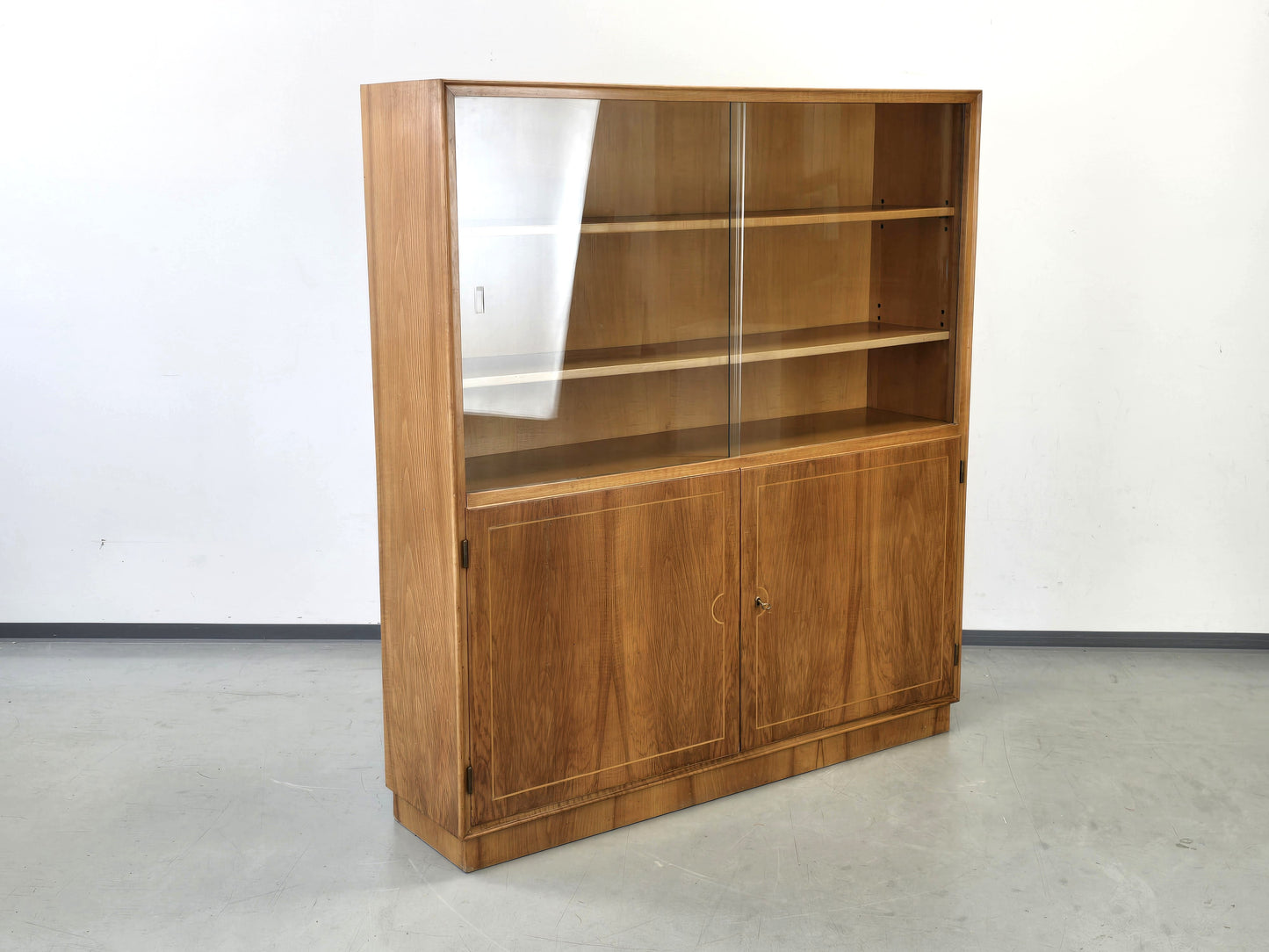 VINTAGE VITRINE Nussbaum 60er Mid Century Bücherschrank Highboard Regal Retro