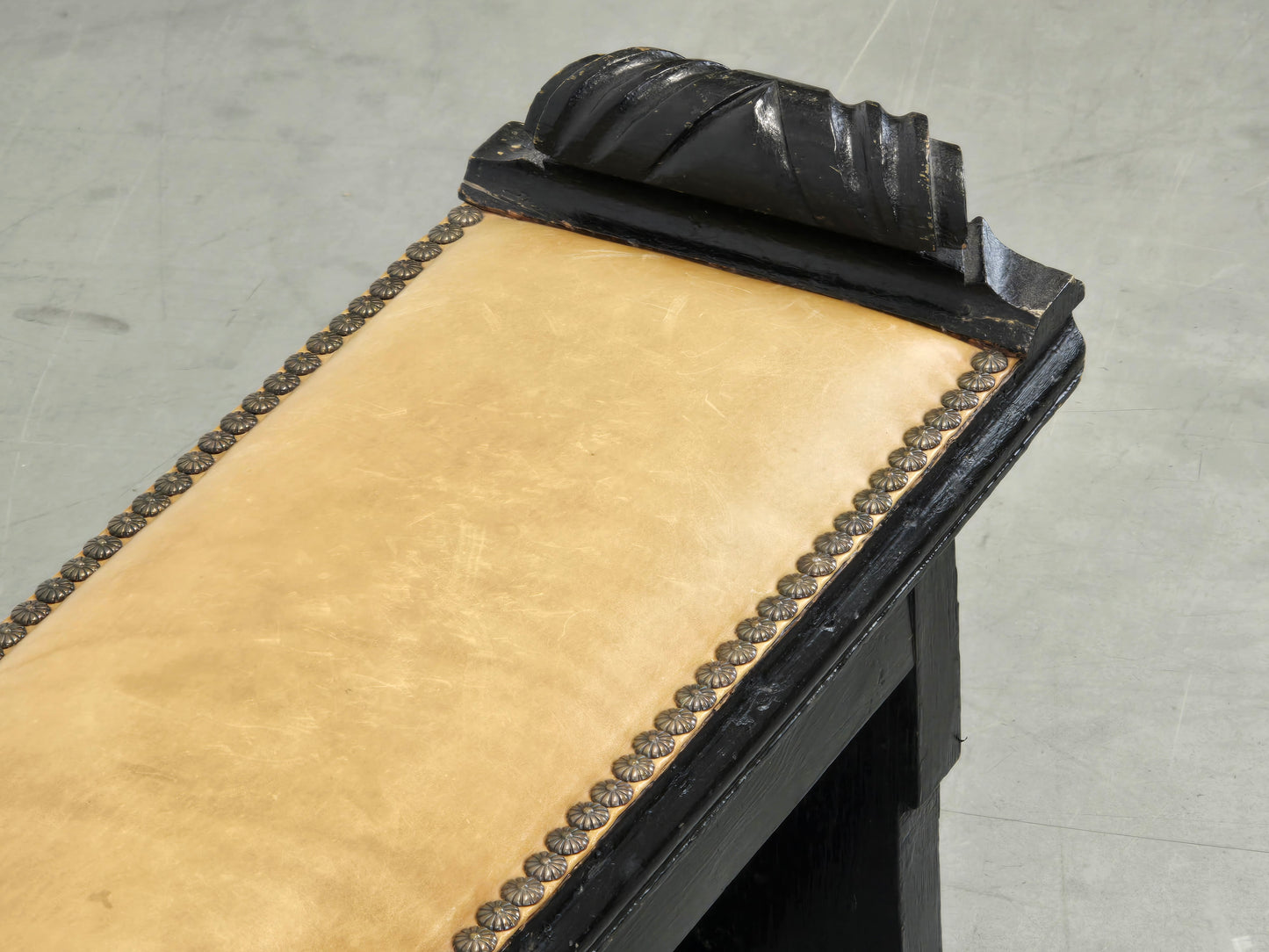 VINTAGE BANK Leder Schwarz Holz geschnitzt Weintrauben Flurbank Spanish Revival