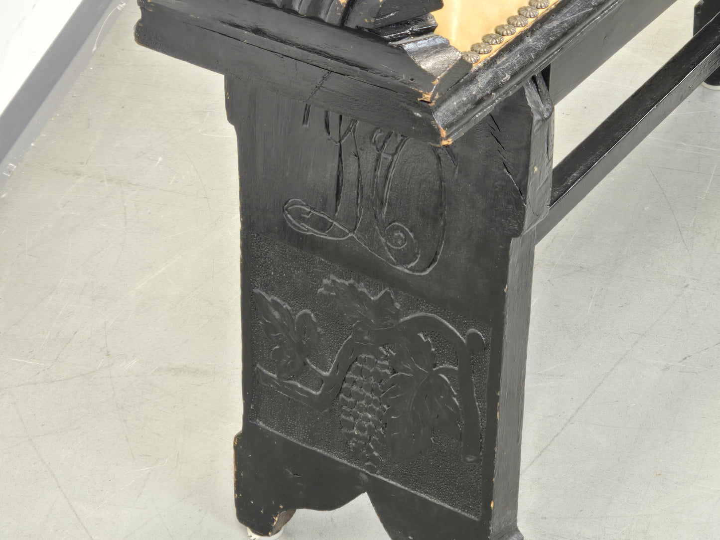 VINTAGE BANK Leder Schwarz Holz geschnitzt Weintrauben Flurbank Spanish Revival