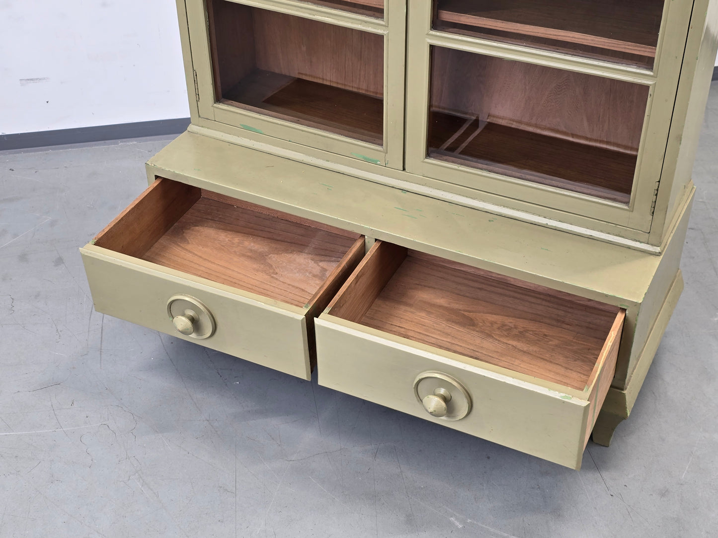 VINTAGE VITRINE BÜCHERSCHRANK Schrank Regal Design 60er 50er Jahre Holz Grün Glasschrank