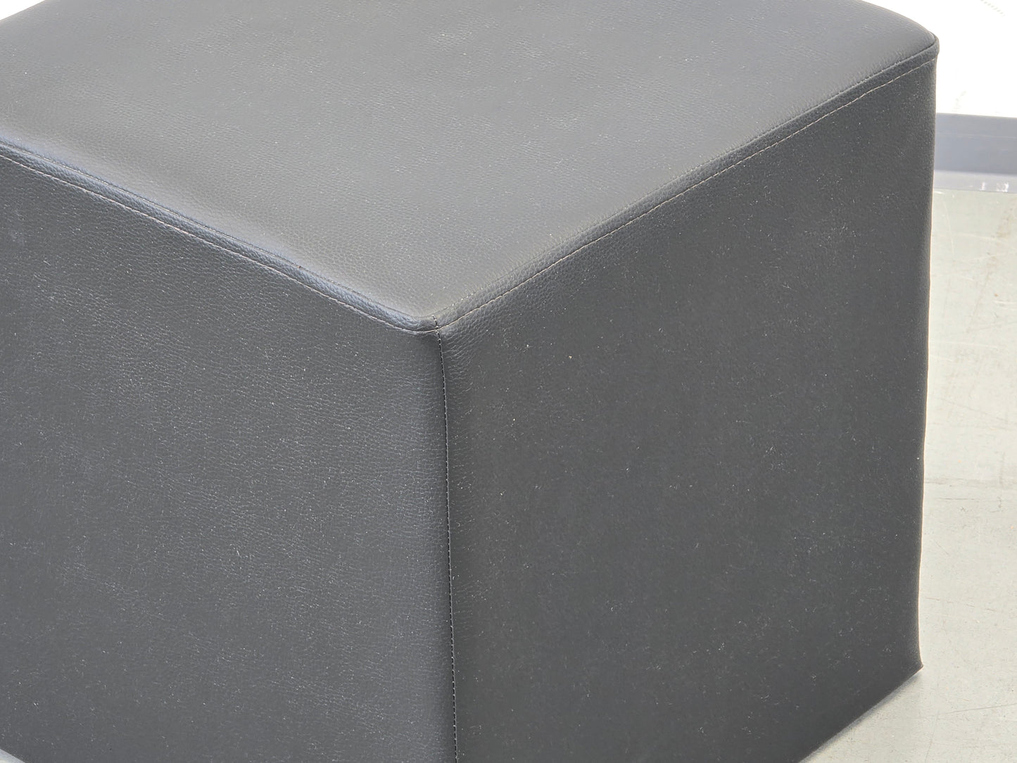 LEDER HOCKER Würfel Vintage Mid Century Design Sitzwürfel Schwarz