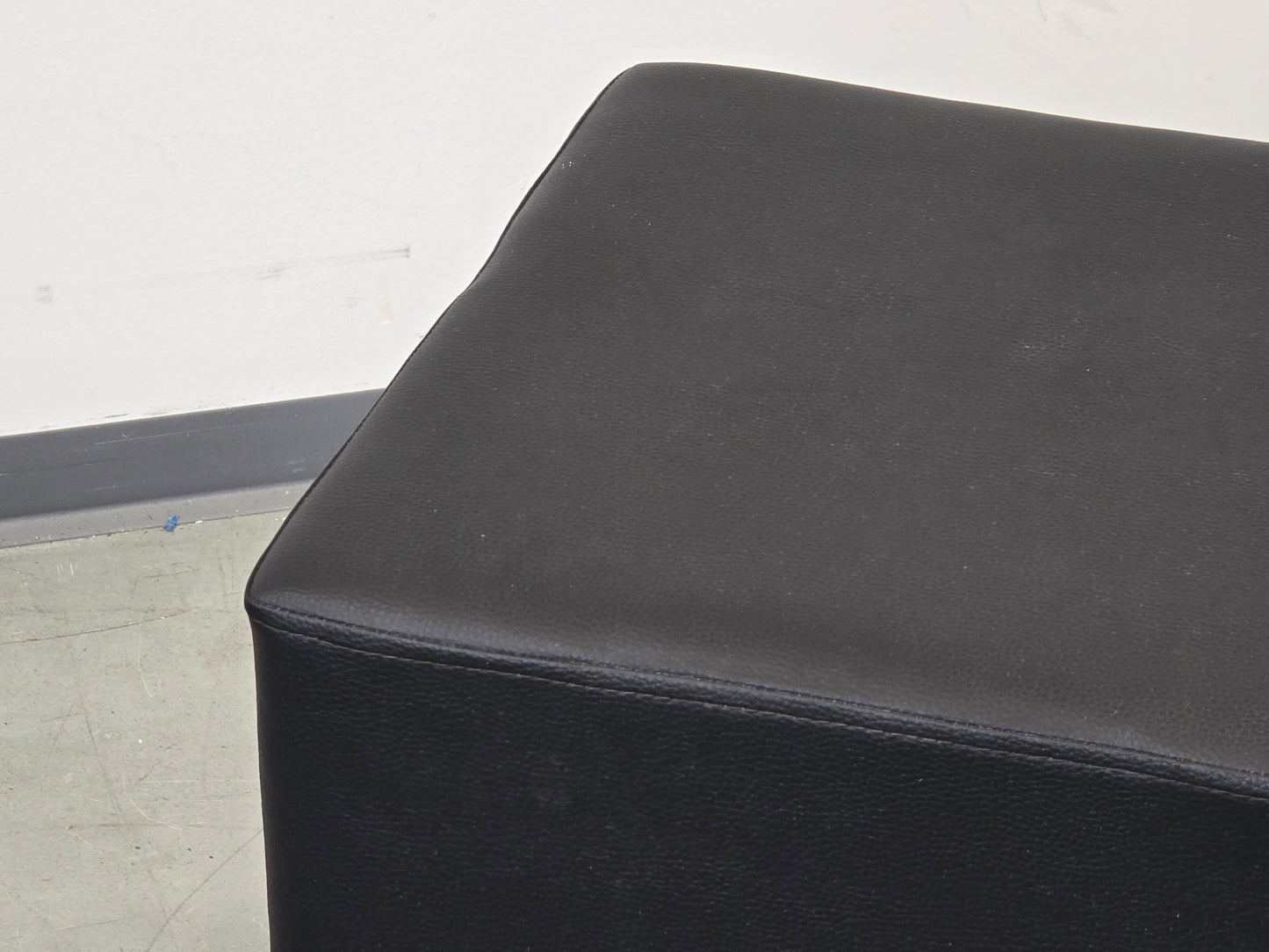LEDER HOCKER Würfel Vintage Mid Century Design Sitzwürfel Schwarz