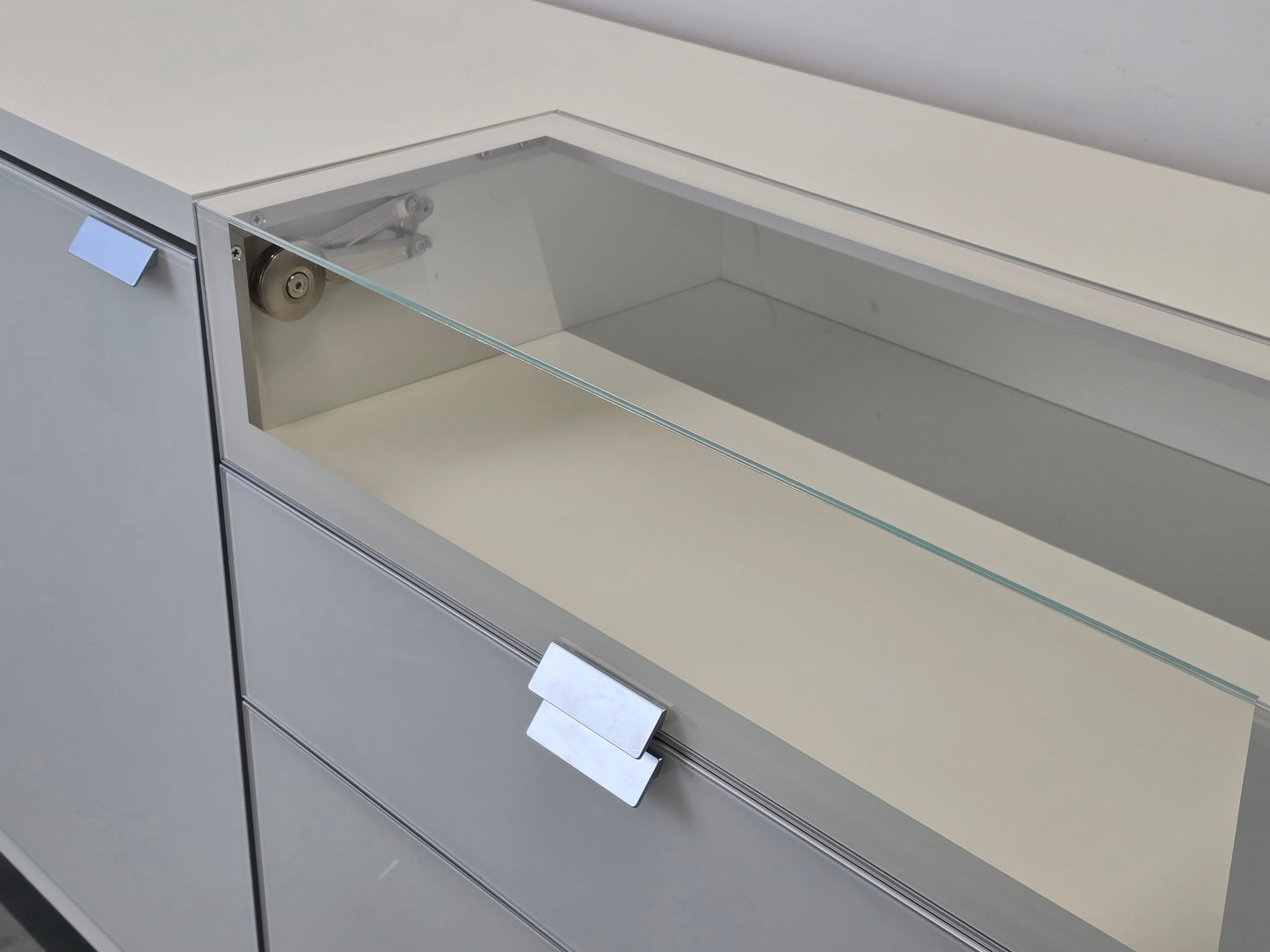 HÜLSTA XELO Sideboard Weiß Glas Kommode Design Highboard 226cm Vitrine Modern
