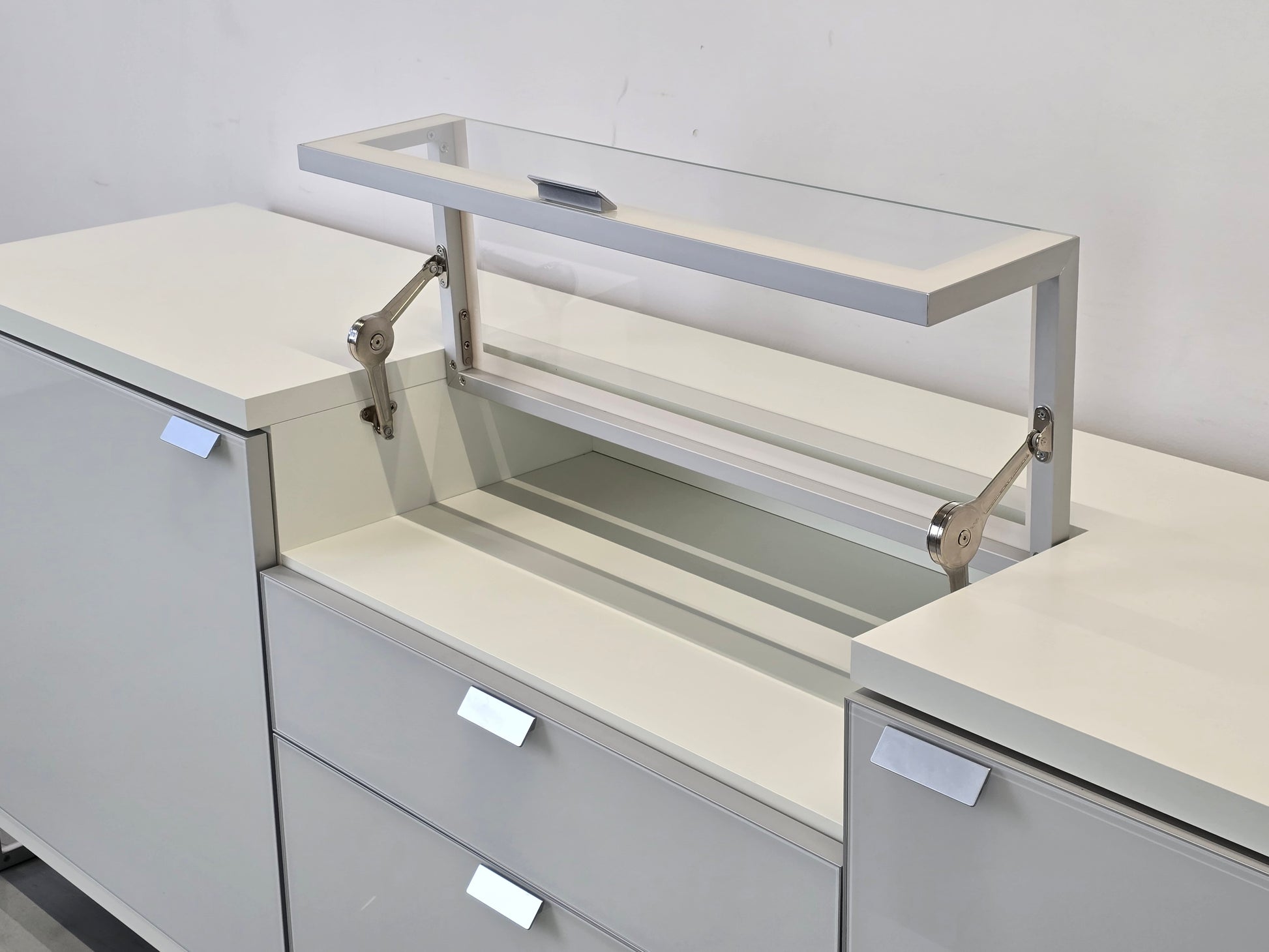 HÜLSTA XELO Sideboard Weiß Glas Kommode Design Highboard 226cm Vitrine Modern