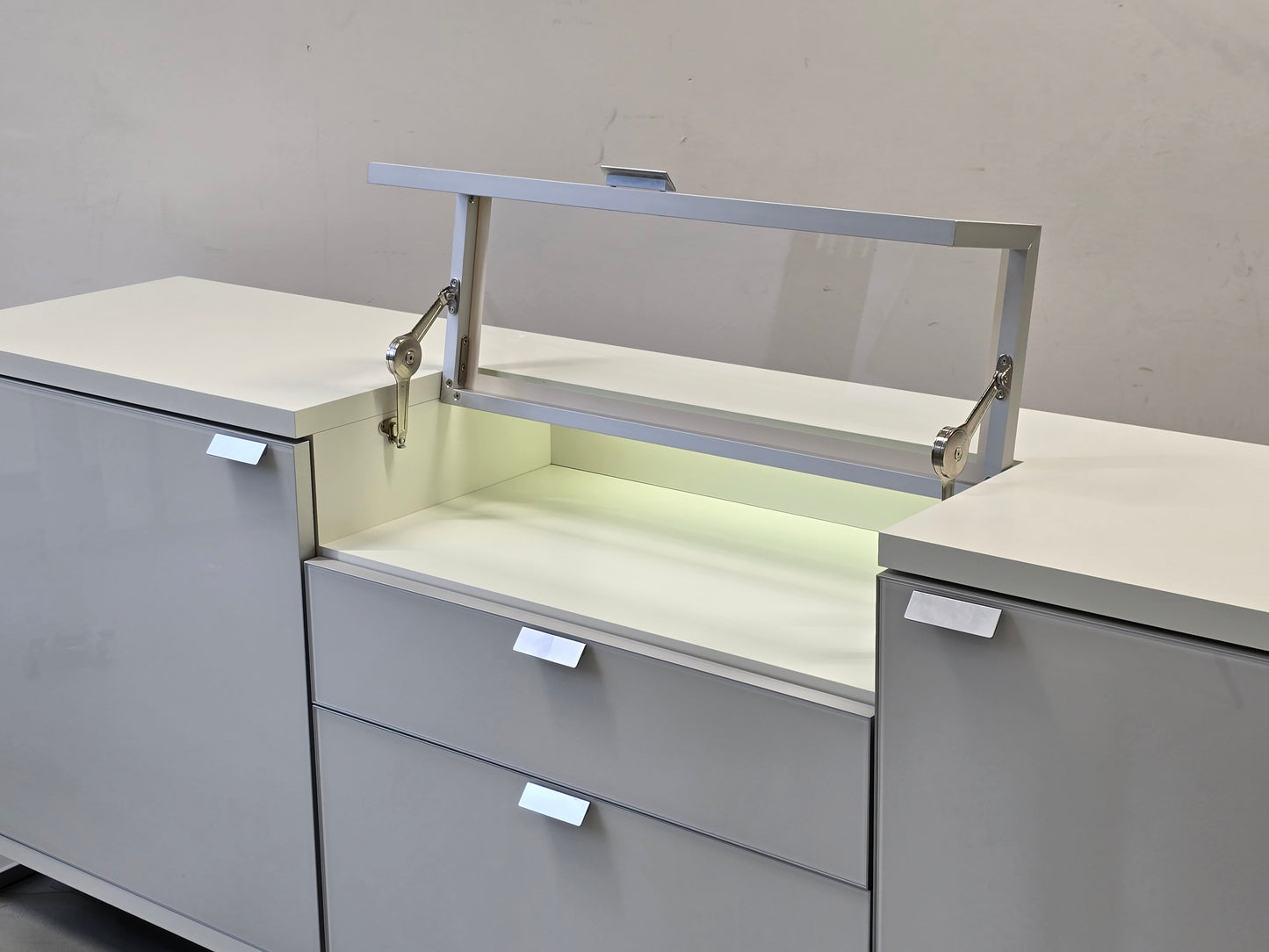 HÜLSTA XELO Sideboard Weiß Glas Kommode Design Highboard 226cm Vitrine Modern