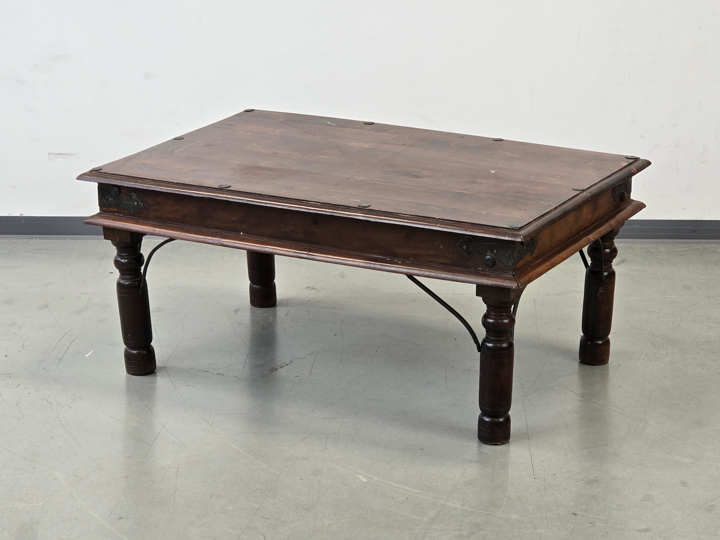 ANTIKER COUCHTISCH Indisch Opiumtisch Takhat Massivholz Eisenbeschläge Loft