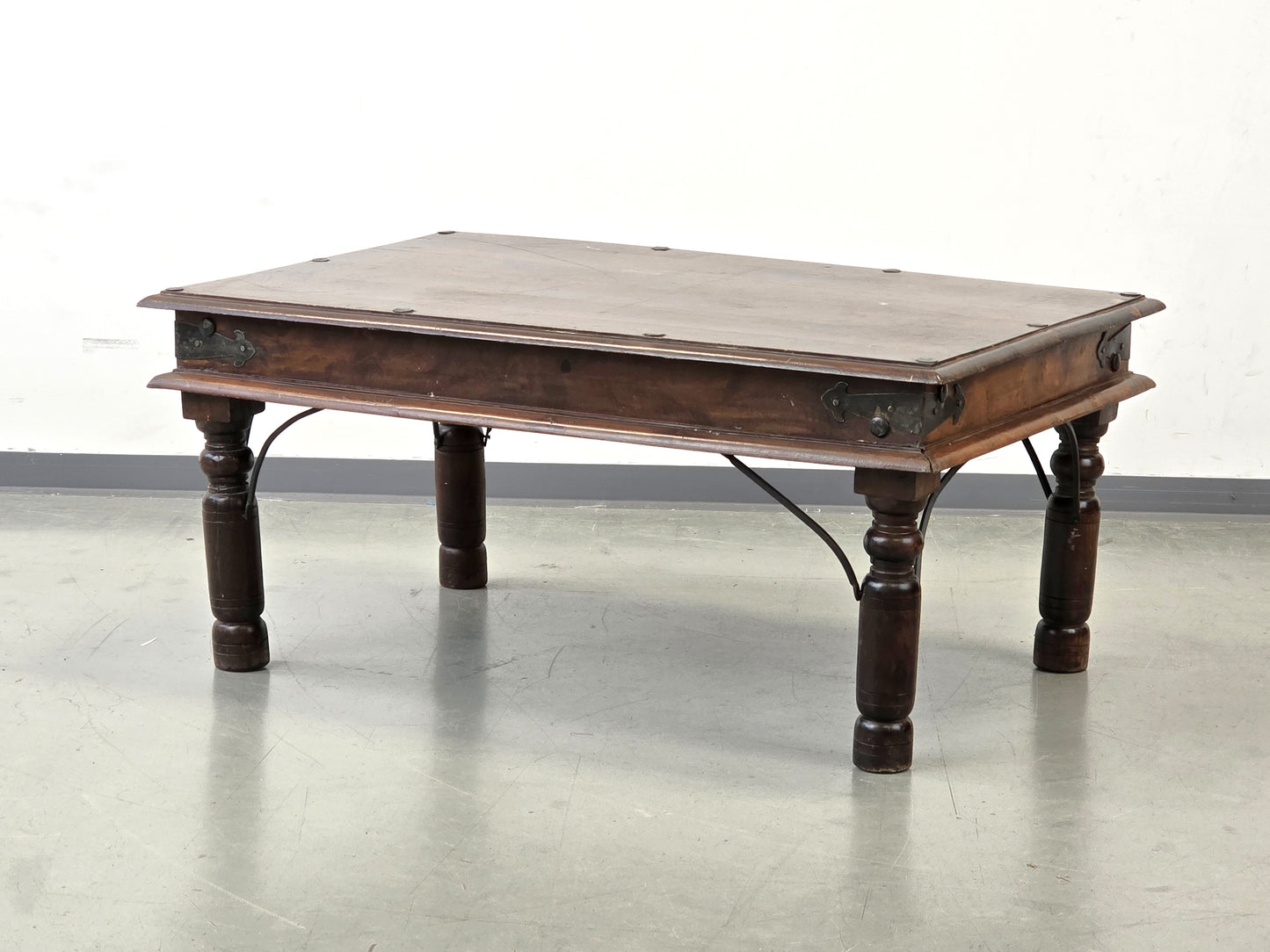 ANTIKER COUCHTISCH Indisch Opiumtisch Takhat Massivholz Eisenbeschläge Loft