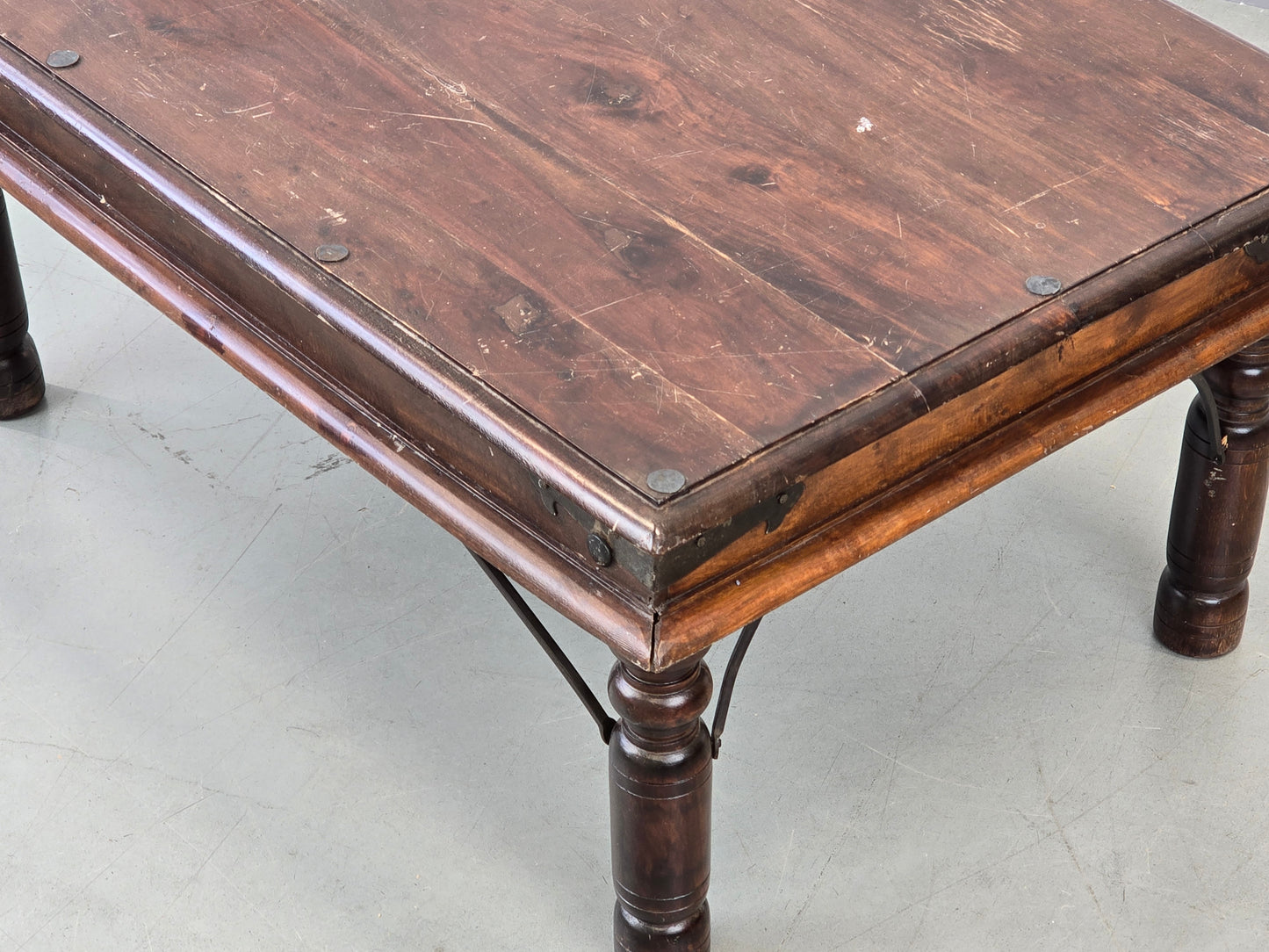 ANTIKER COUCHTISCH Indisch Opiumtisch Takhat Massivholz Eisenbeschläge Loft