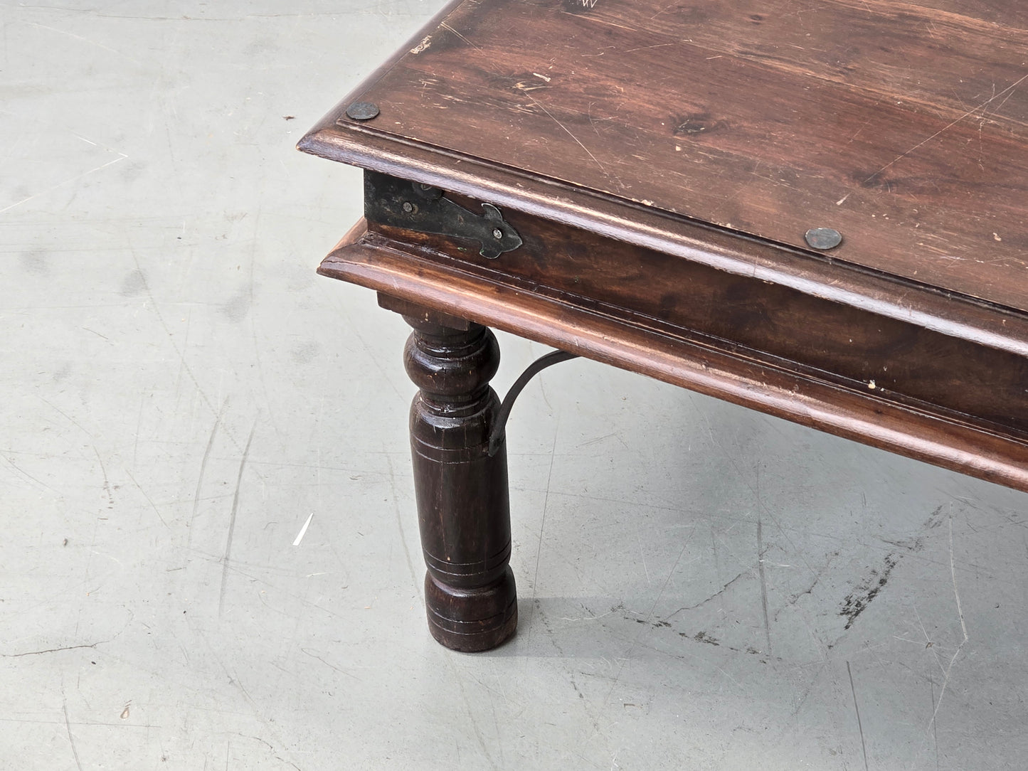 ANTIKER COUCHTISCH Indisch Opiumtisch Takhat Massivholz Eisenbeschläge Loft