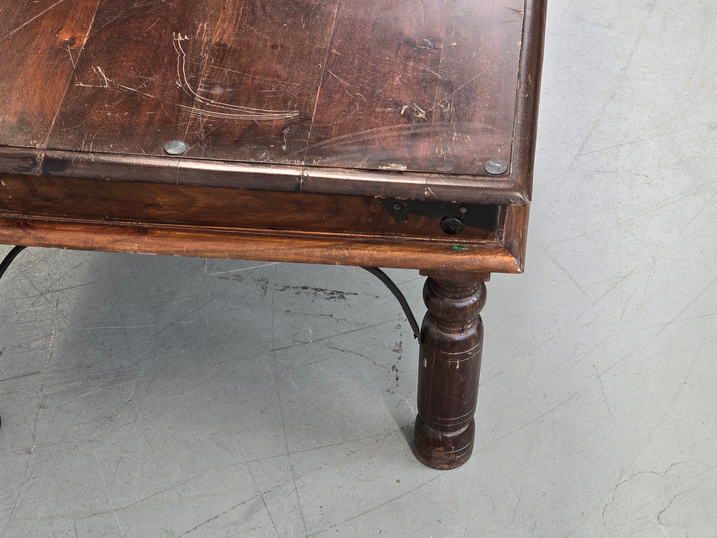 ANTIKER COUCHTISCH Indisch Opiumtisch Takhat Massivholz Eisenbeschläge Loft