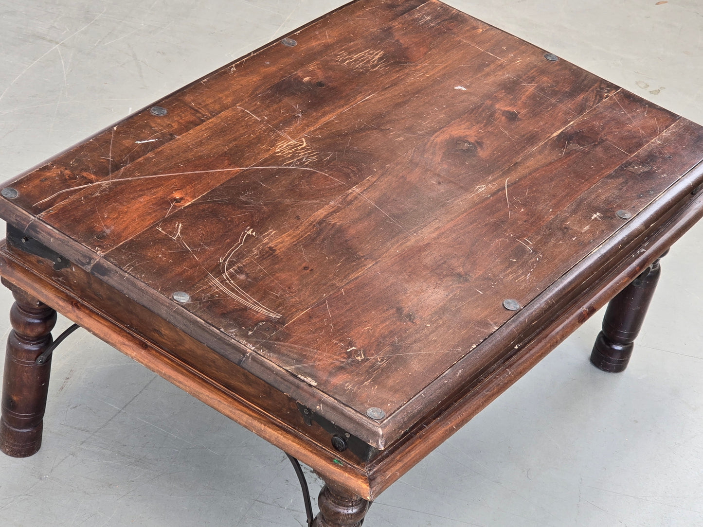 ANTIKER COUCHTISCH Indisch Opiumtisch Takhat Massivholz Eisenbeschläge Loft
