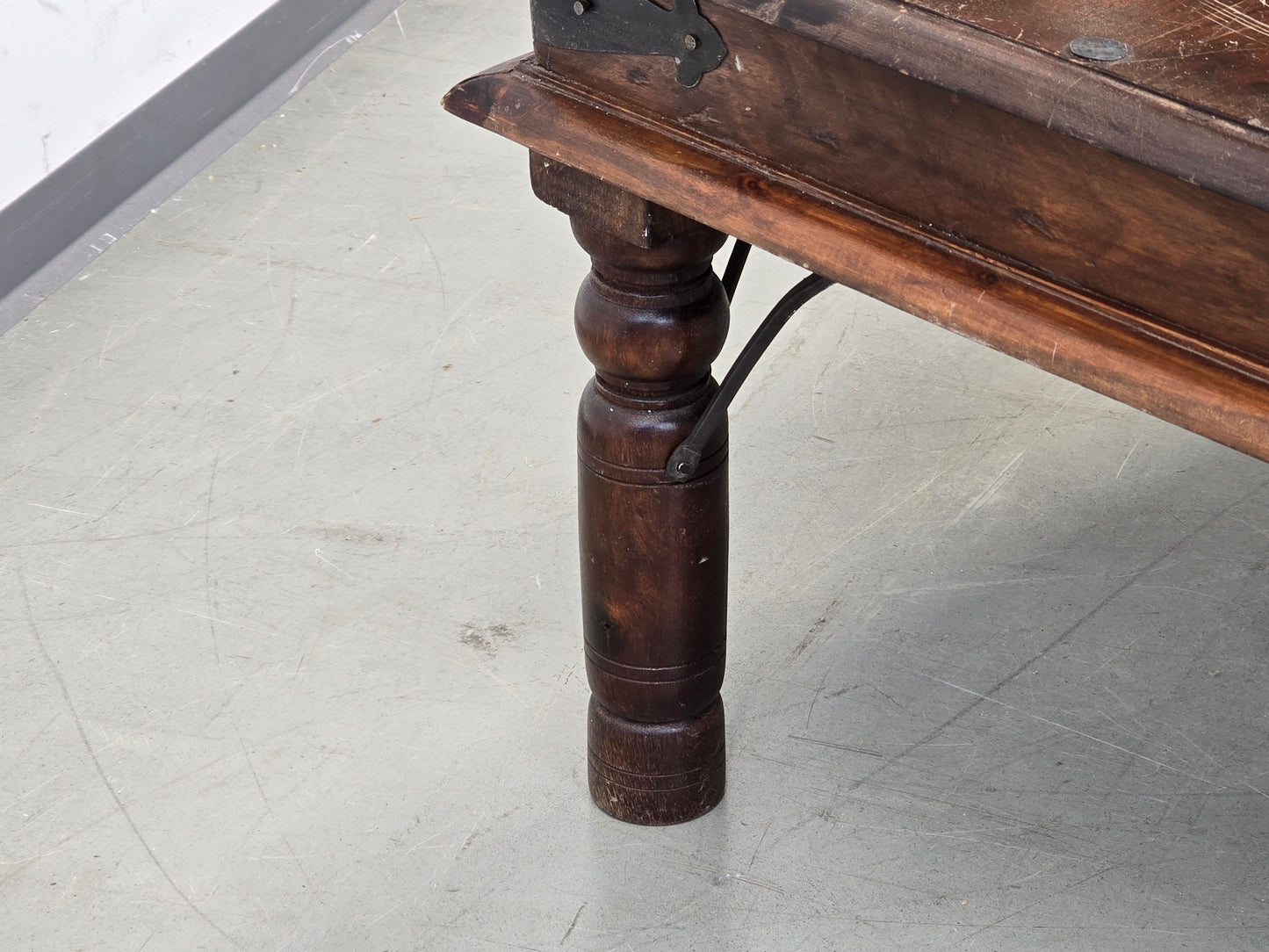 ANTIKER COUCHTISCH Indisch Opiumtisch Takhat Massivholz Eisenbeschläge Loft