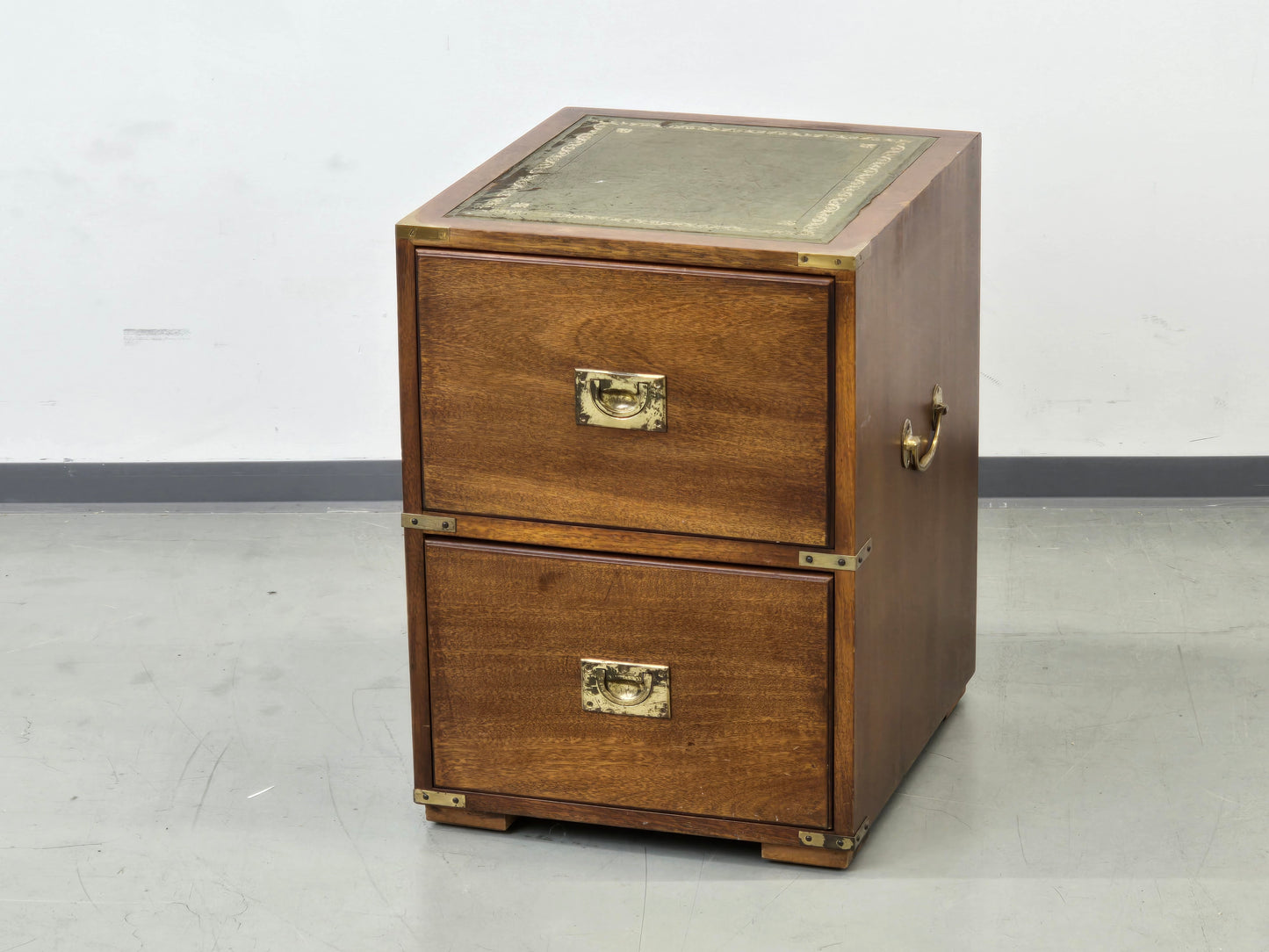 CAMPAIGN CHEST Aktenschrank Leder Messing Sideboard Kommode Vintage Holz