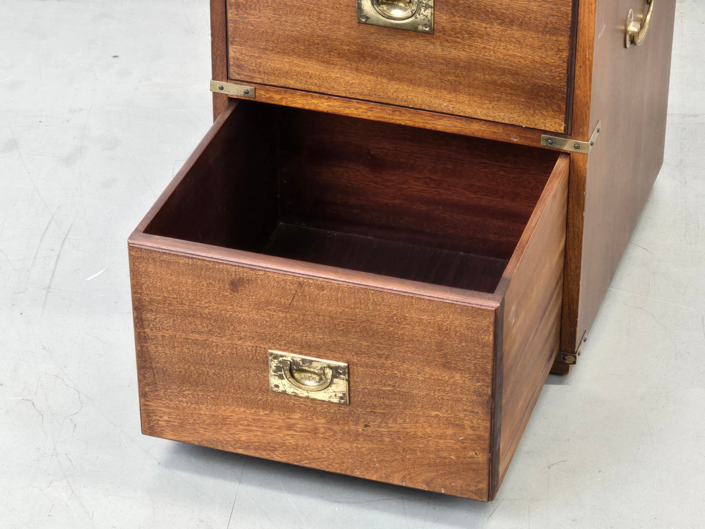 CAMPAIGN CHEST Aktenschrank Leder Messing Sideboard Kommode Vintage Holz