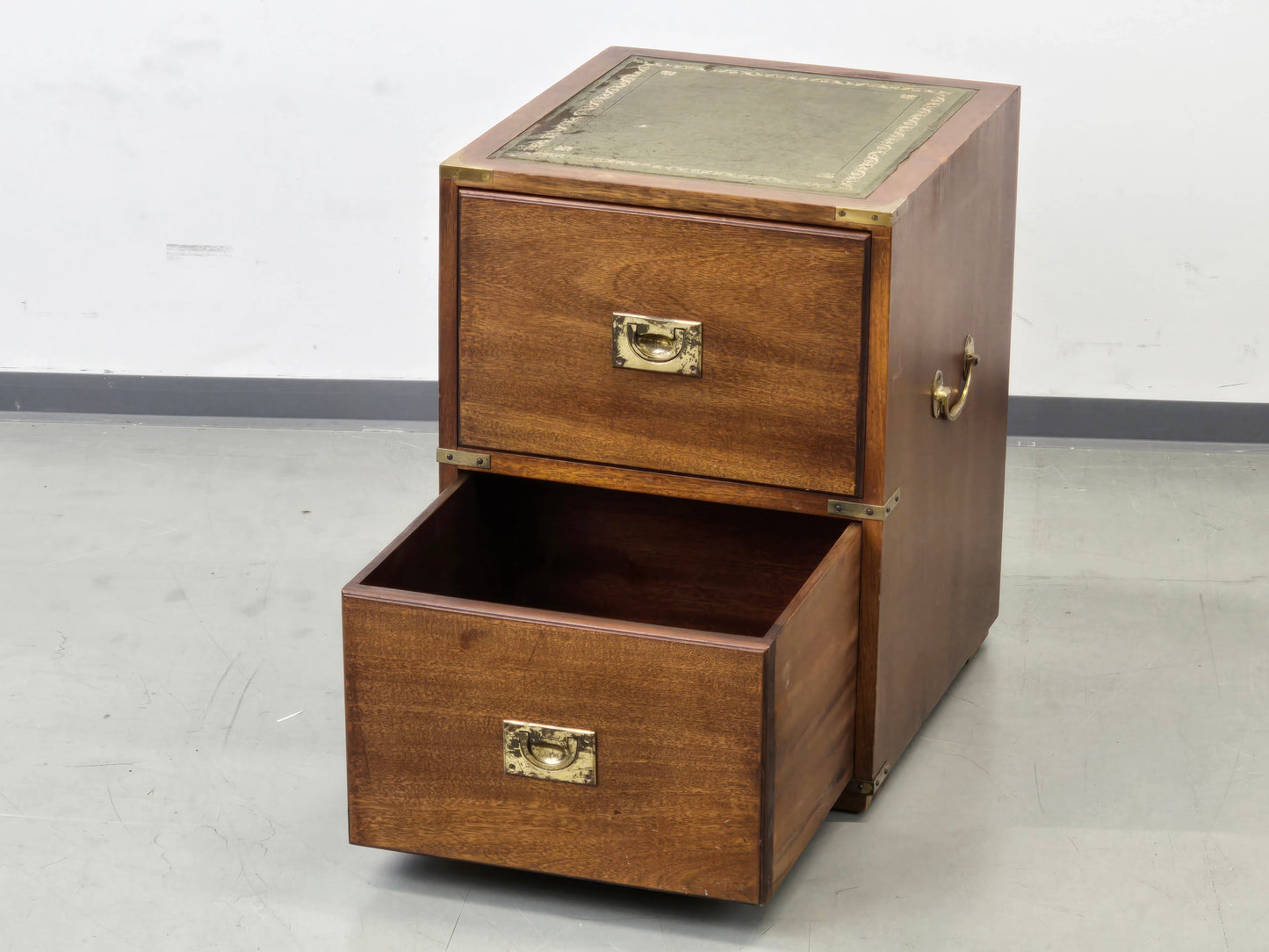 CAMPAIGN CHEST Aktenschrank Leder Messing Sideboard Kommode Vintage Holz