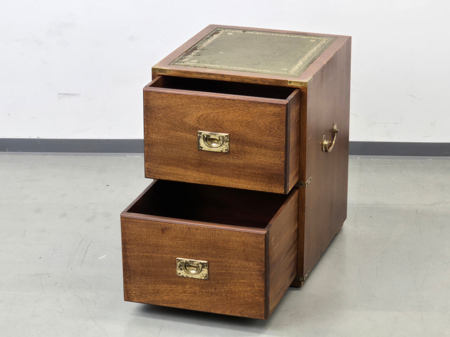 CAMPAIGN CHEST Aktenschrank Leder Messing Sideboard Kommode Vintage Holz